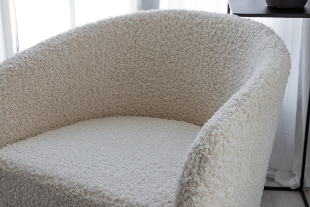 Fluffy Sessel in Weiss präsentiert im Onlineshop von KAQTU Design AG. Sessel mit Armlehnen ist von Venture Home
