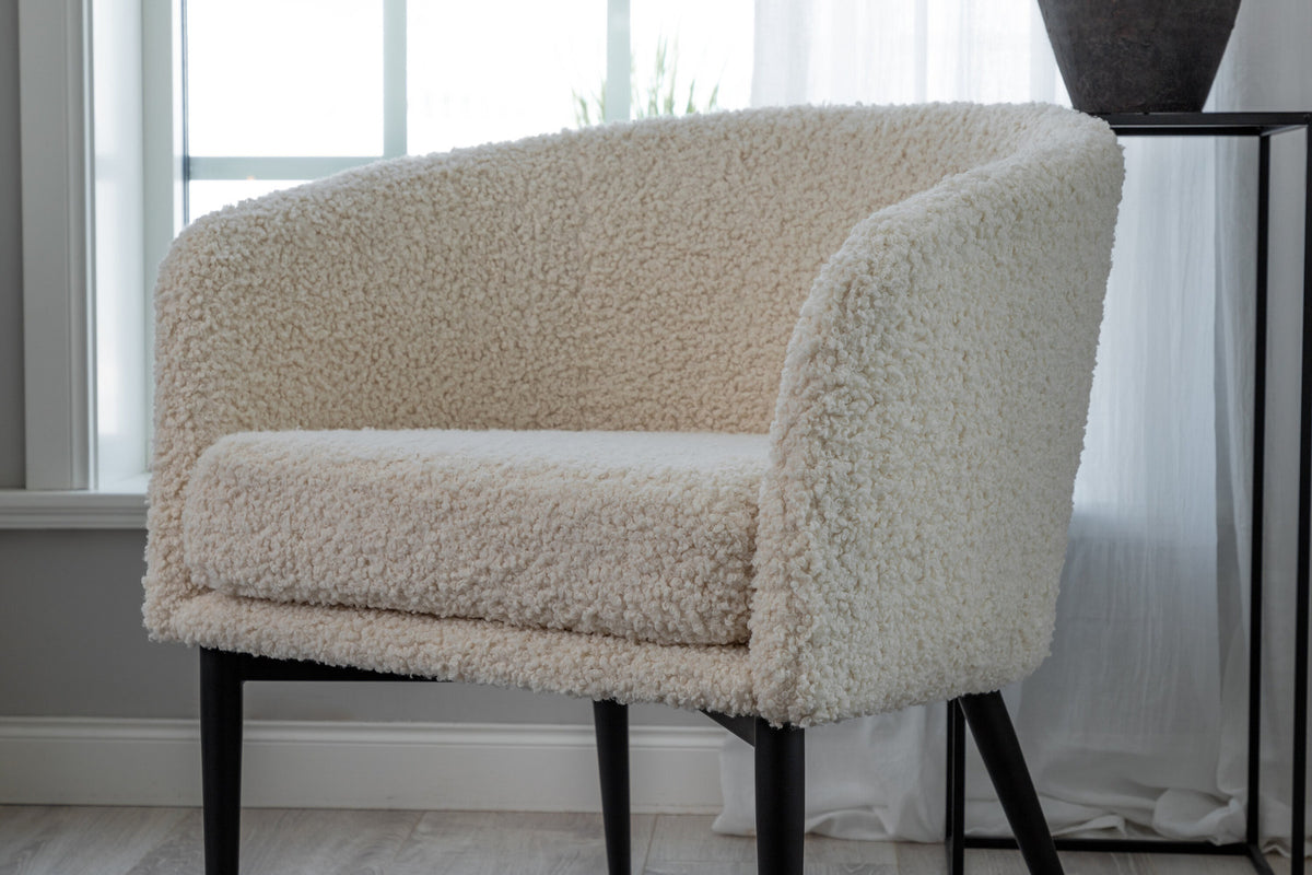 Fluffy Sessel in Weiss präsentiert im Onlineshop von KAQTU Design AG. Sessel mit Armlehnen ist von Venture Home