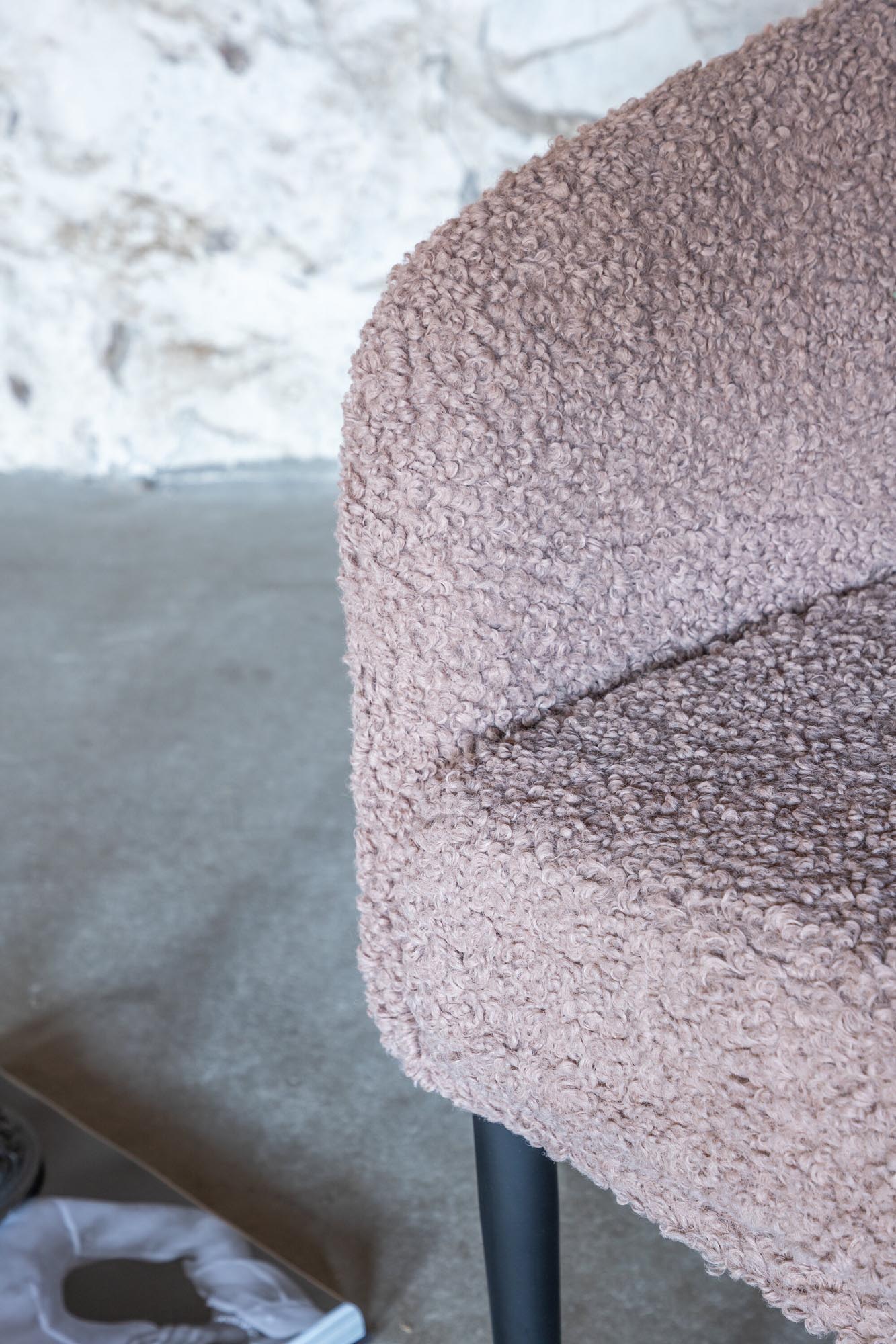 Fluffy Single Sofa in Braun präsentiert im Onlineshop von KAQTU Design AG. Sessel mit Armlehnen ist von Venture Home