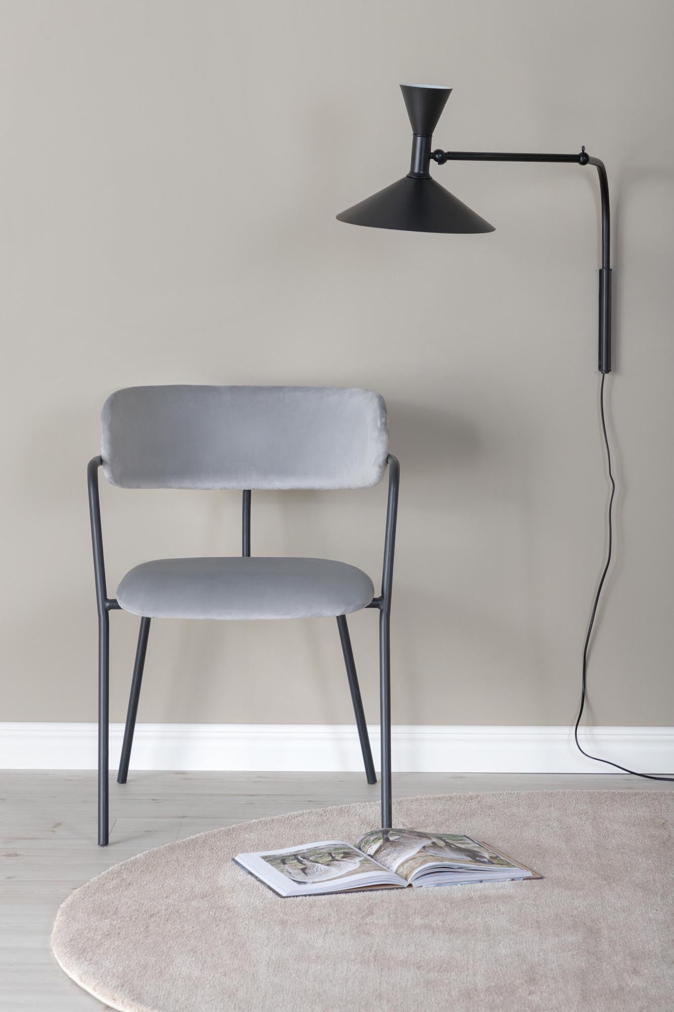 Eleganter Arrow Armlehnstuhl von Venture Home: Hochwertiger Samt und stabiler Metallrahmen vereinen Stil und Komfort für Ihr Esszimmer.