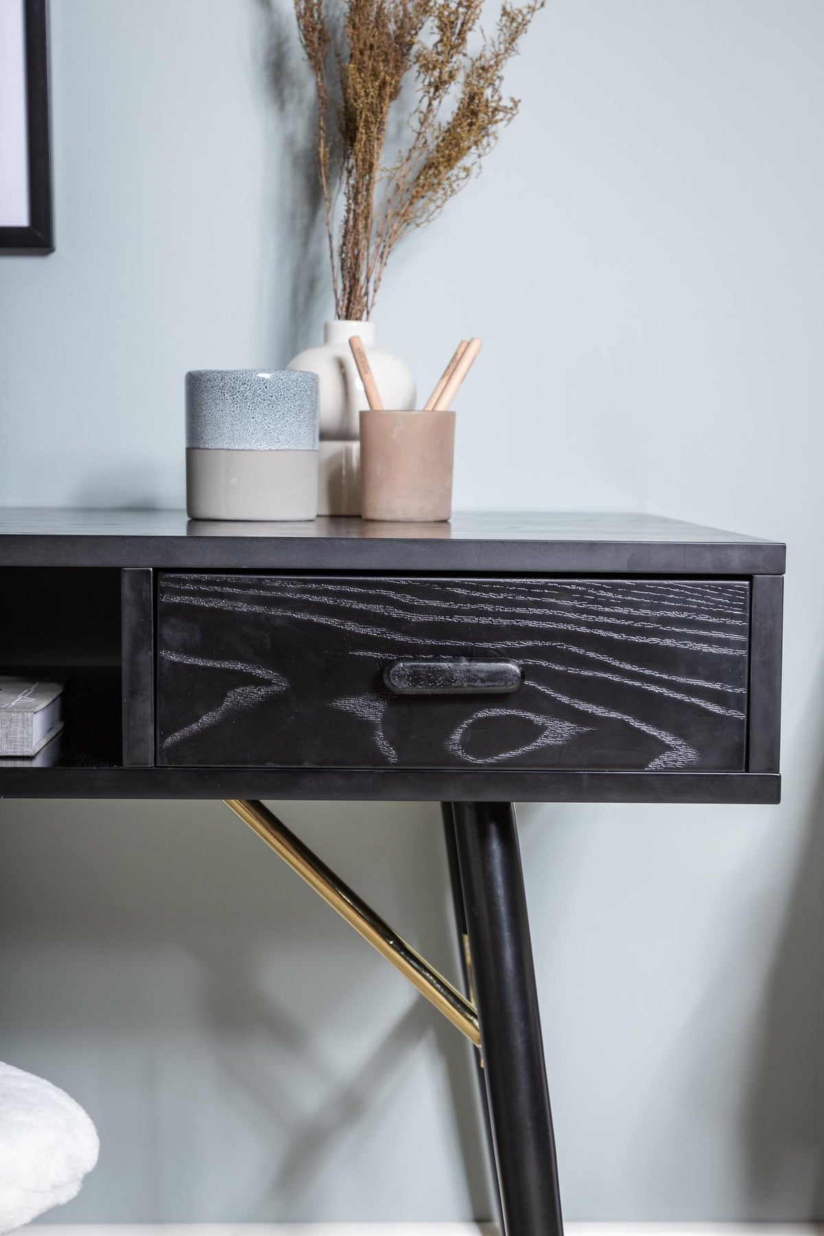 Gold Schreibtisch in Schwarz präsentiert im Onlineshop von KAQTU Design AG. Schreibtisch ist von Venture Home