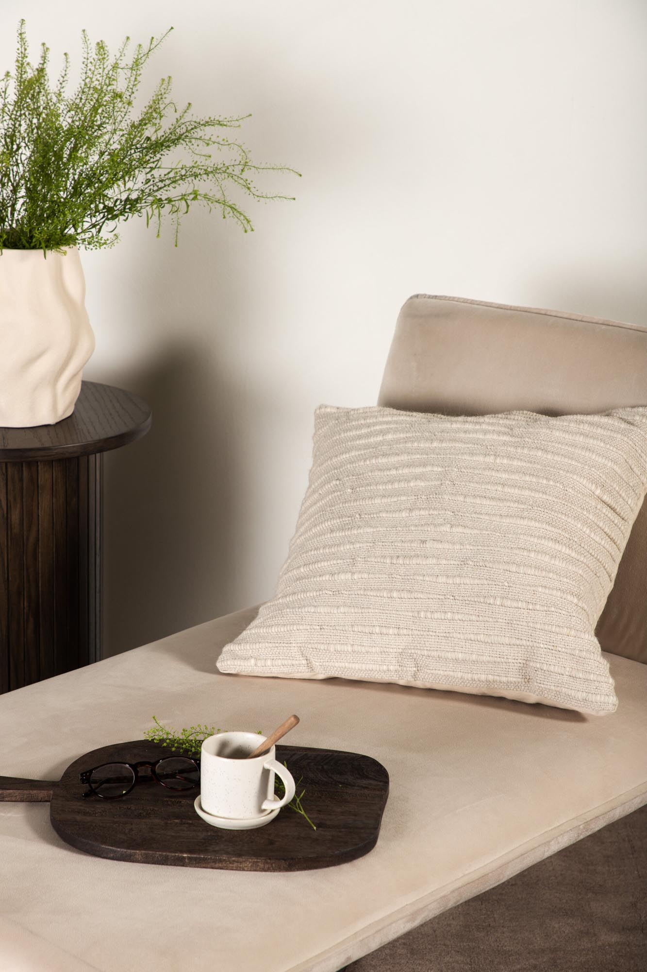 Elegantes X-Lounge Daybed von Venture Home: skandinavischer Minimalismus trifft auf luxuriösen Samt und robustes Metall für Ihr Zuhause.