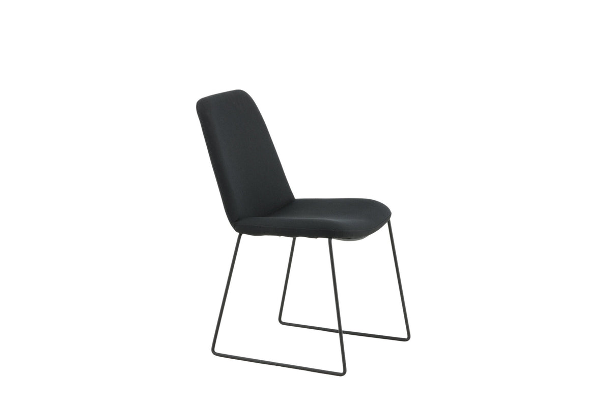 Muce Stuhl in Schwarz präsentiert im Onlineshop von KAQTU Design AG. Stuhl ist von Venture Home