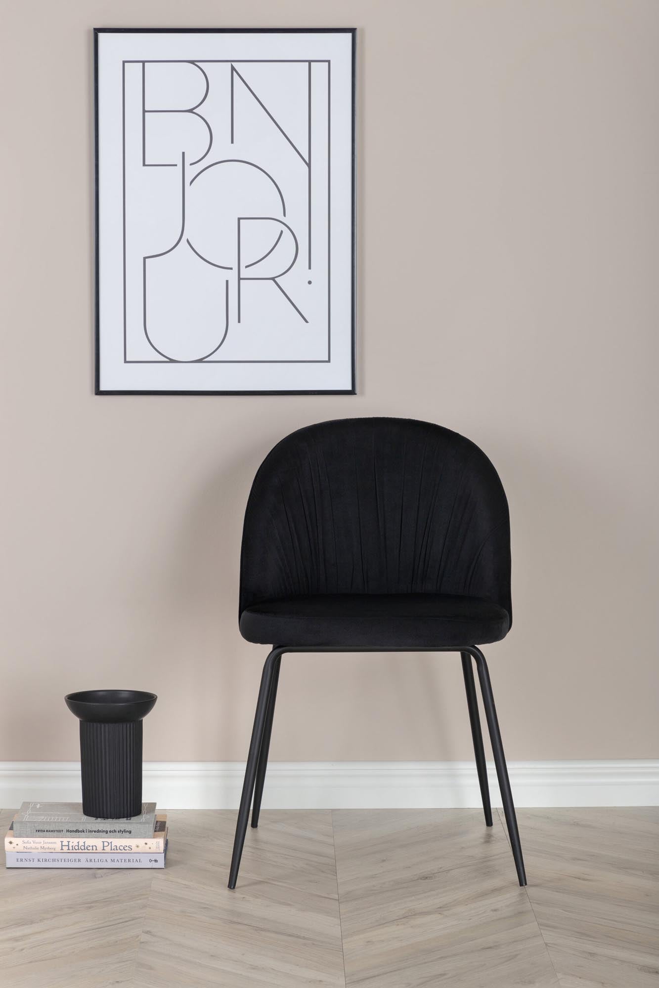 Der Wrinkles Stuhl von Venture Home vereint elegantes Design und hohen Komfort. Ideal für Esszimmer und Wohnzimmer, mit luxuriösem Samtbezug.