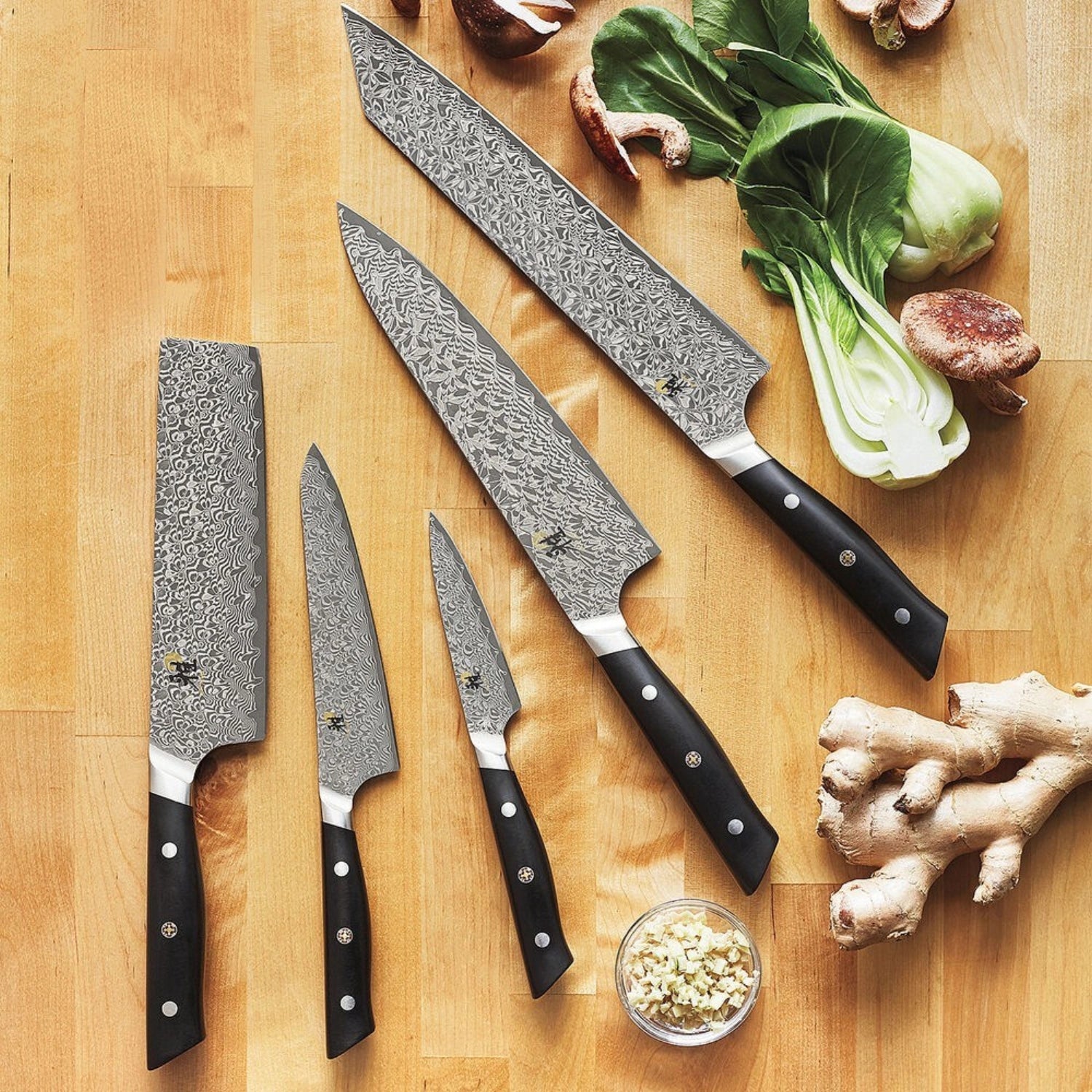 Erleben Sie das Miyabi Hibana 800DP Santoku 180 mm – ein exquisites Küchenmesser aus robustem FC61 Stahl, perfekt für präzise und mühelose Schneidarbeiten.
