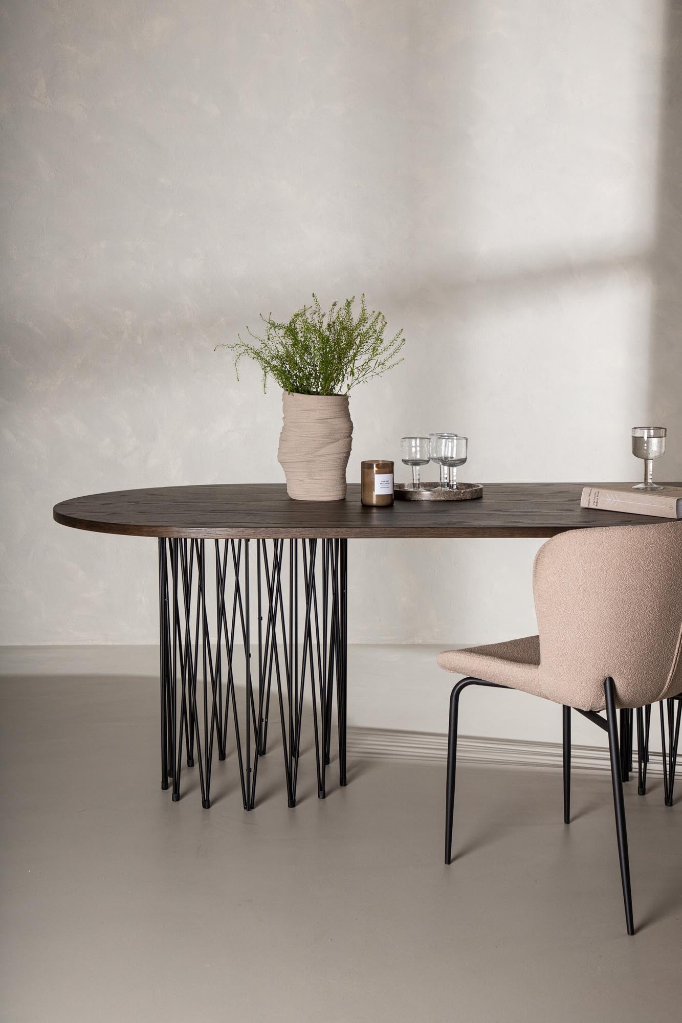 Eleganter ovaler Esstisch Stone von Furniture Fashion, ideal für gesellige Runden. Hochwertige Materialien und modernes Design vereinen Funktionalität und Stil.