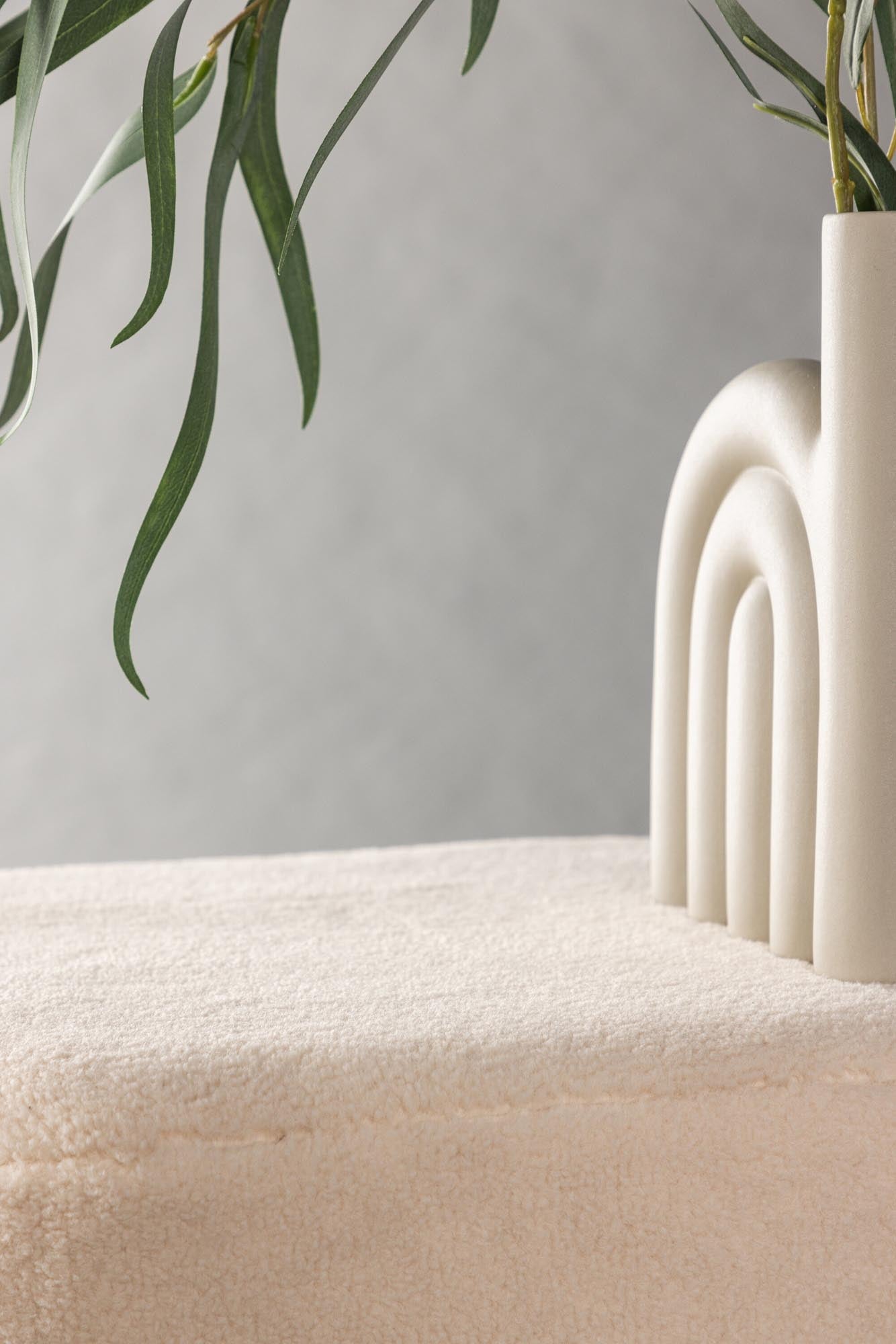 Stilvoller Newton Hocker von Venture Home mit flauschigem Bezug.