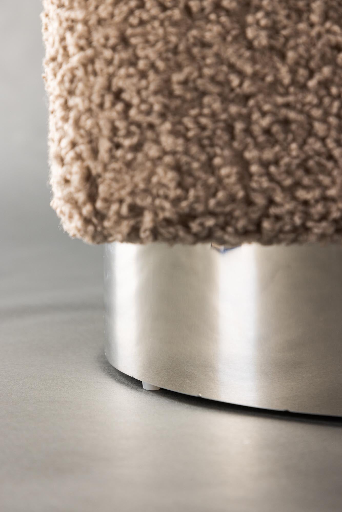 Eleganter Newton Hocker von Venture Home in weichem Teddy-Material.