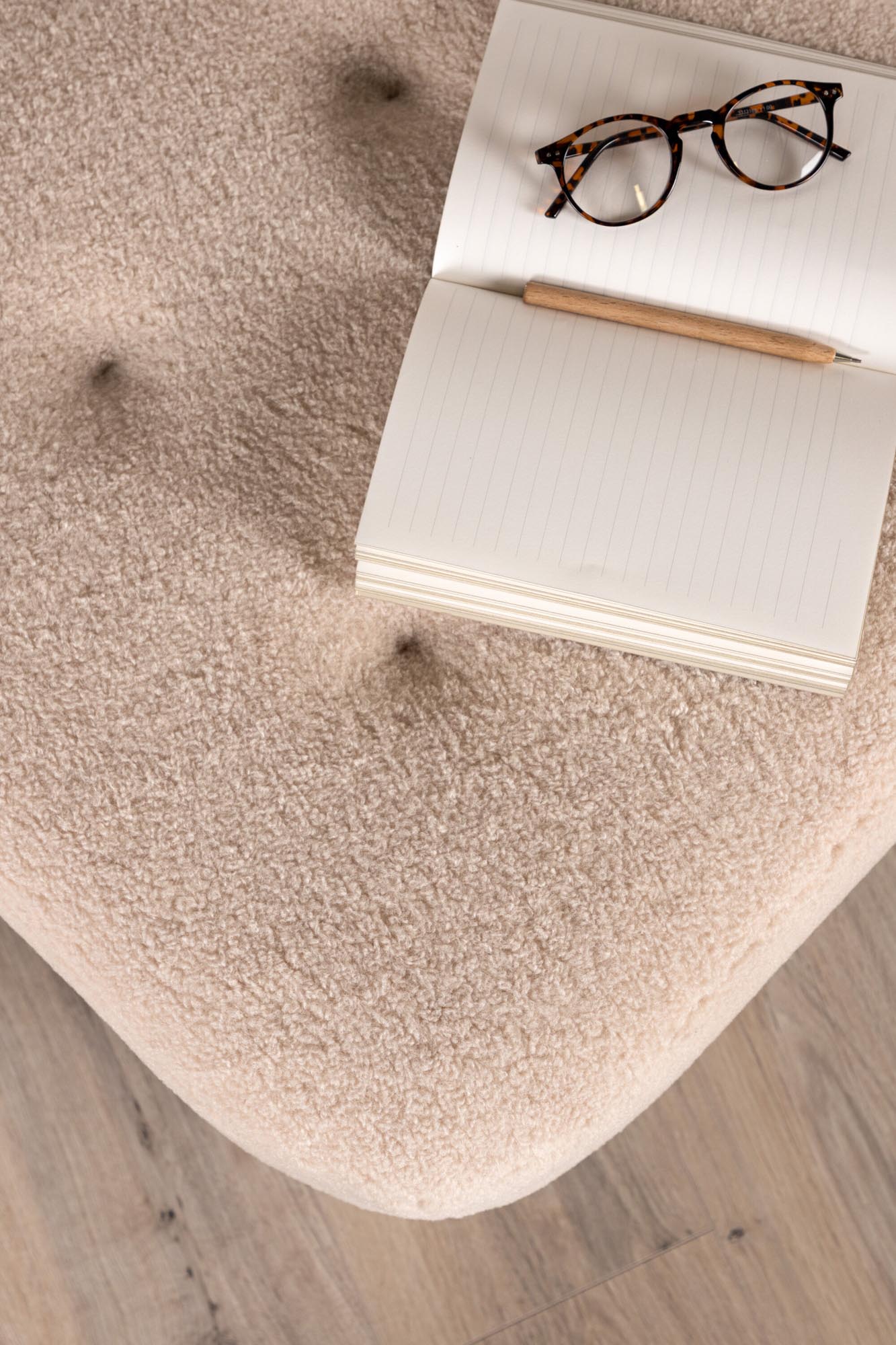 Entdecken Sie die elegante Salina Ottomane von Venture Home – ein stilvoller Pouf in zeitlosem Schwarz, perfekt für jeden Raum und vielseitig einsetzbar.