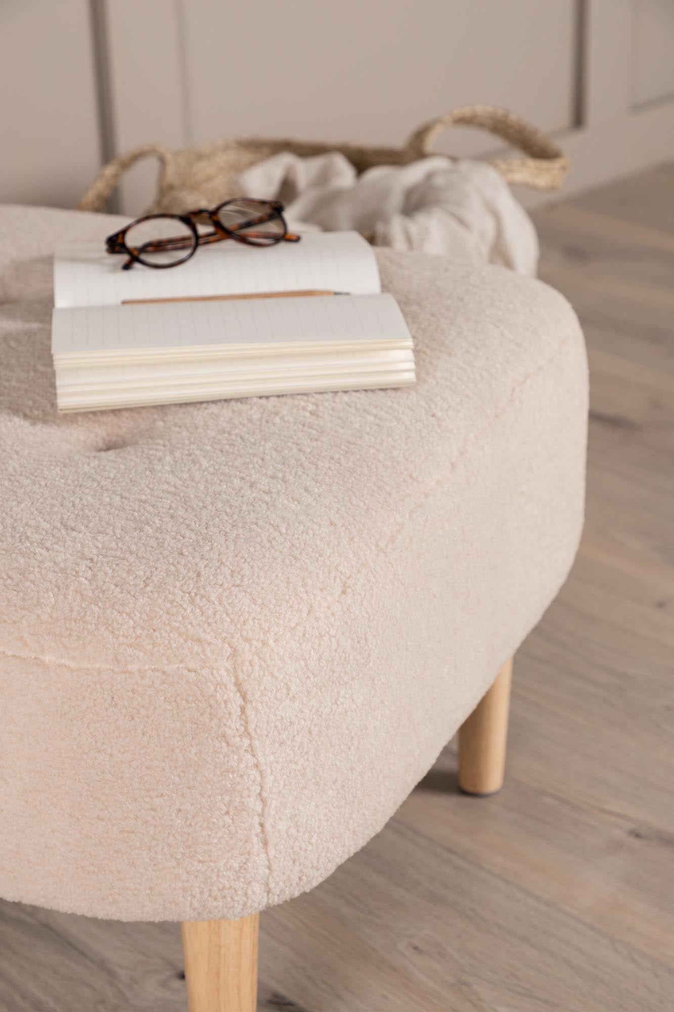 Erleben Sie die Salina Ottomane von Venture Home – ein eleganter Pouf in edlem Schwarz, der Komfort und Stil in Ihr Zuhause bringt.