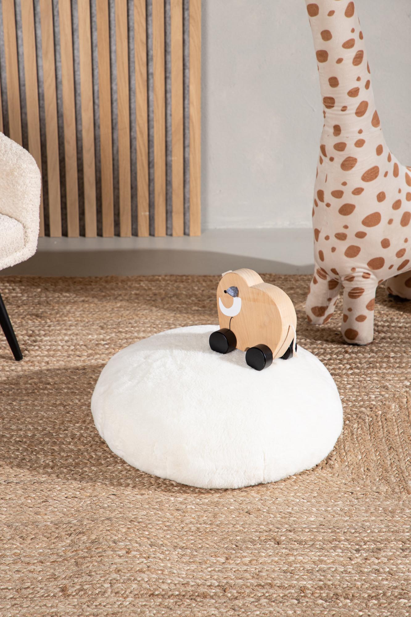 Der Ruston Pouf von Venture Home: Kuschelige Lammwolle, vielseitig, zeitlos elegant – ideal fürs Kinderzimmer.