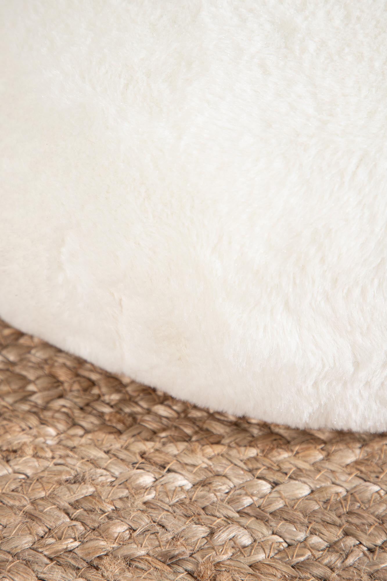 Ruston Ottoman von Venture Home: Stilvoller Pouf aus hochwertiger Wolle, perfekt für Spielzimmer und gemütliche Familienmomente.