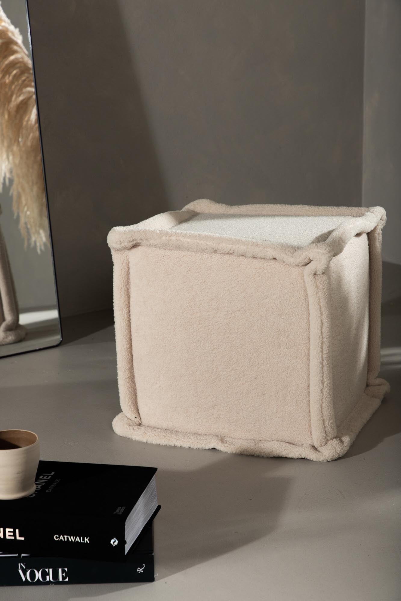 Castine Ottoman / Pouf in Weiss präsentiert im Onlineshop von KAQTU Design AG. Pouf ist von Venture Home