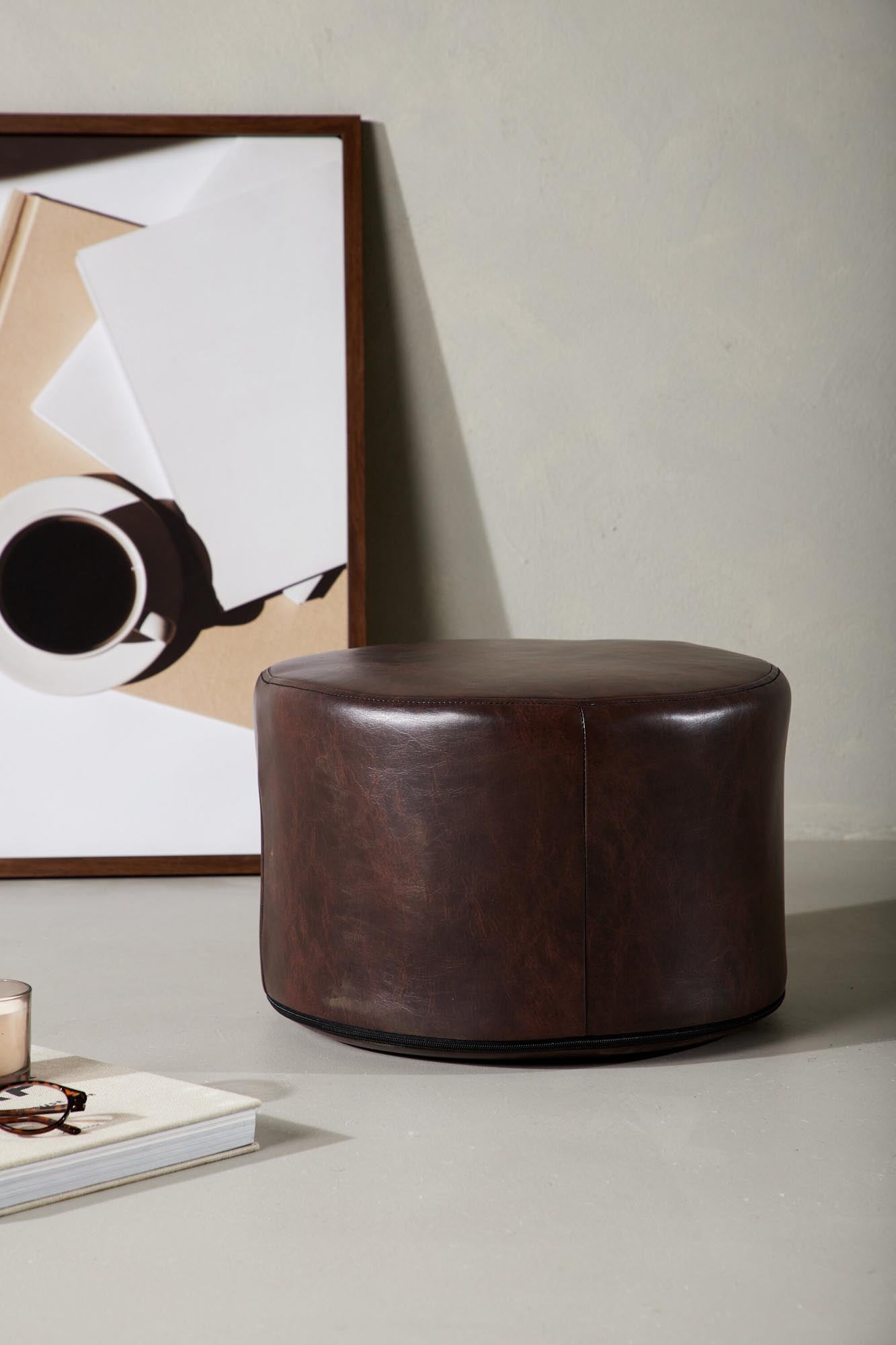 Der Eastport Pouf von Venture Home vereint skandinavisches Flair mit Komfort. Ideal als Sitzgelegenheit, Beistelltisch oder stilvolles Deko-Element.