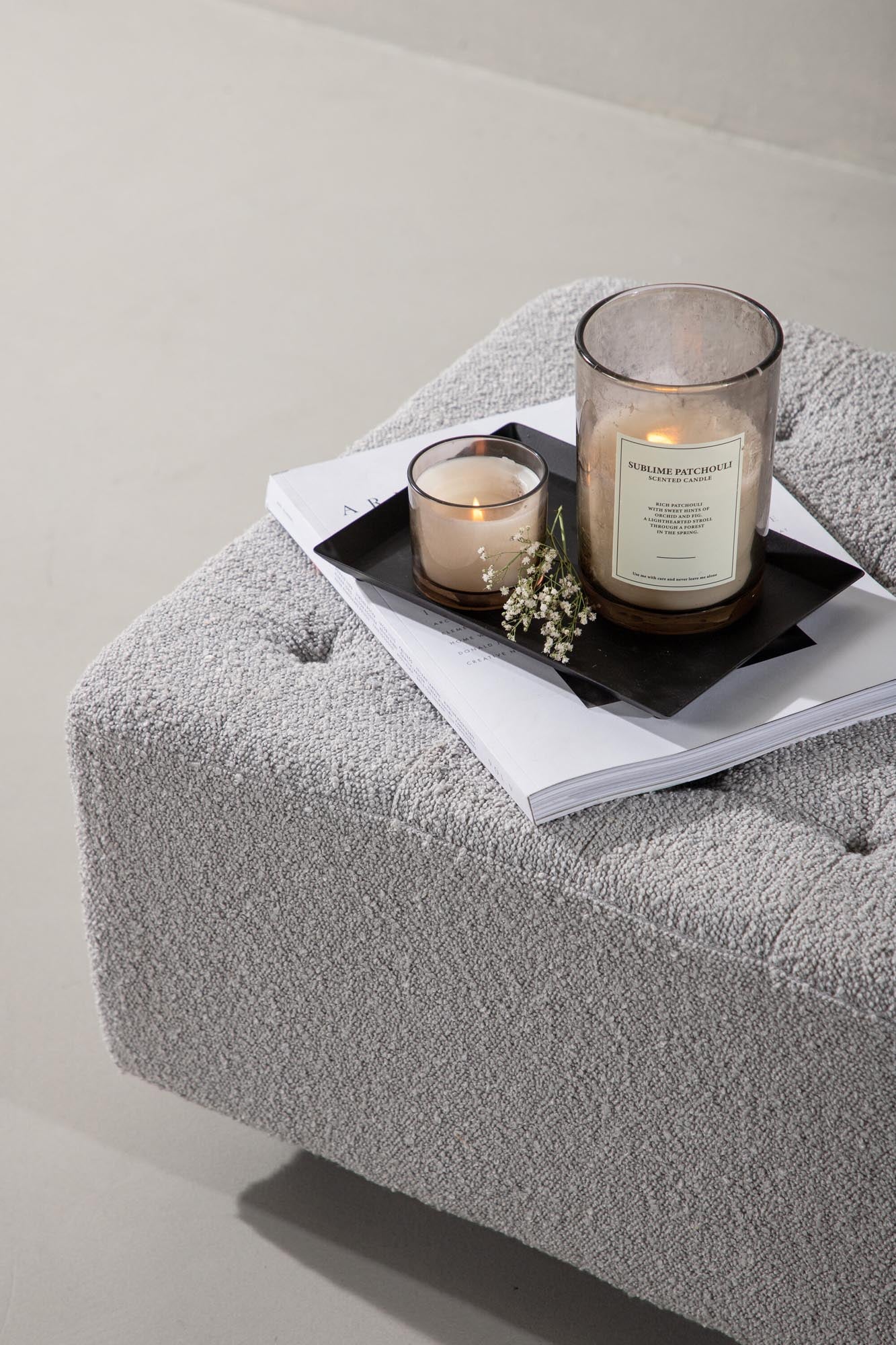 Eleganter Bowie Ottoman von Venture Home: Vielseitig einsetzbar, pflegeleichter Bezug, stabile Beine aus schwarzem Stahl – perfektes Wohnaccessoire.