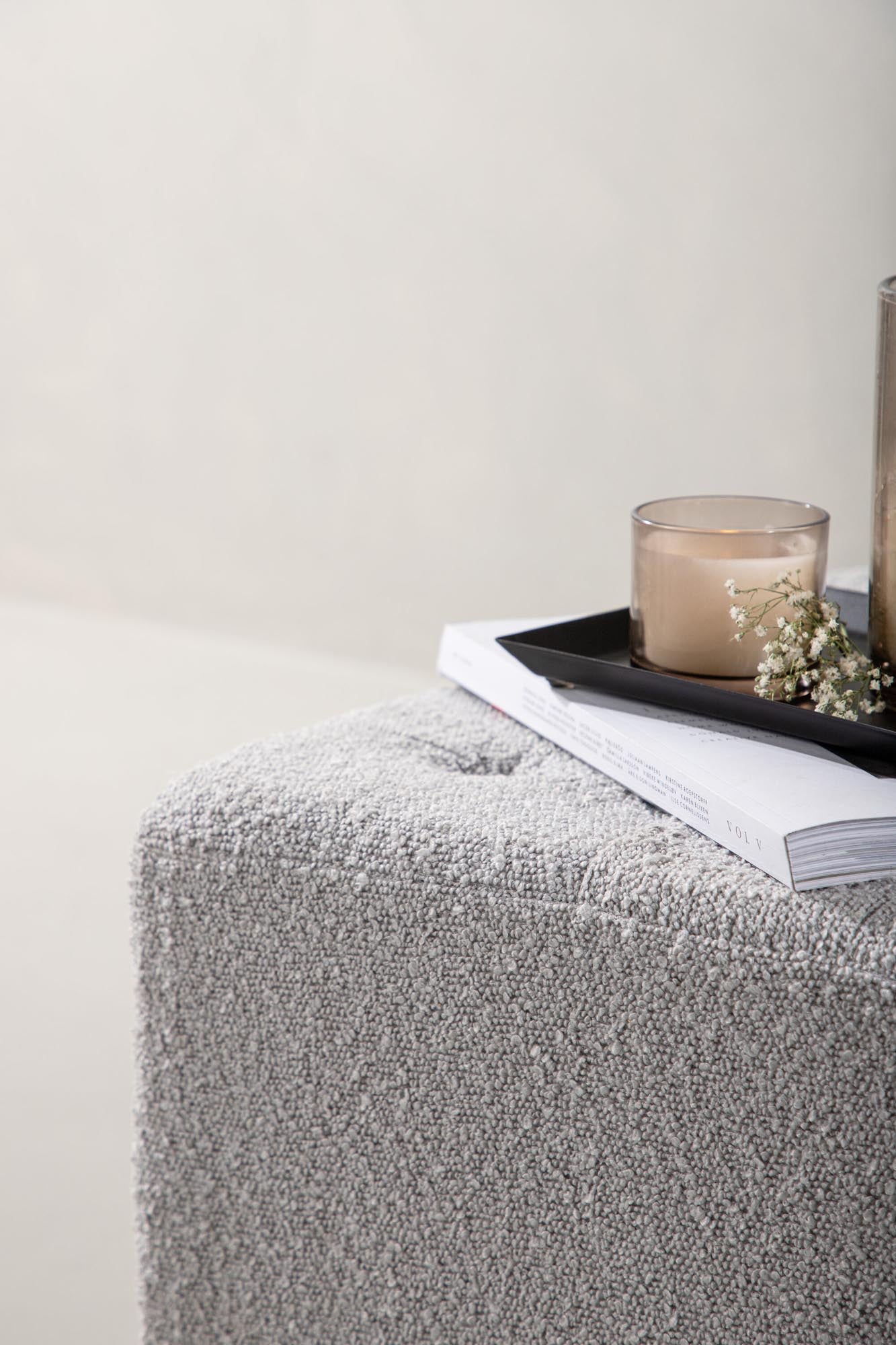 Stilvoller Bowie Pouf von Venture Home: Hochwertiger Boulene-Stoff, moderne Details, ideal als Sitzgelegenheit oder Dekoration für jedes Zuhause.