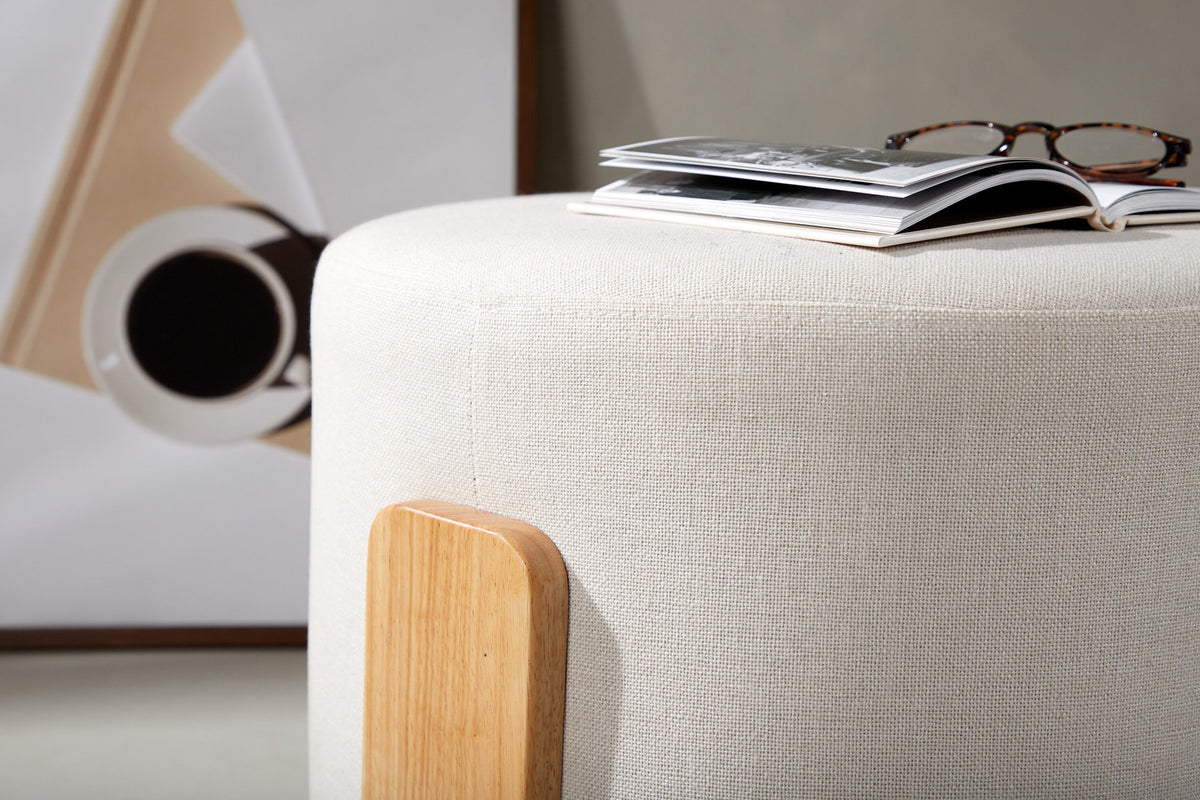 Coffey Ottomane / Pouf in Weiss präsentiert im Onlineshop von KAQTU Design AG. Ottoman ist von Venture Home