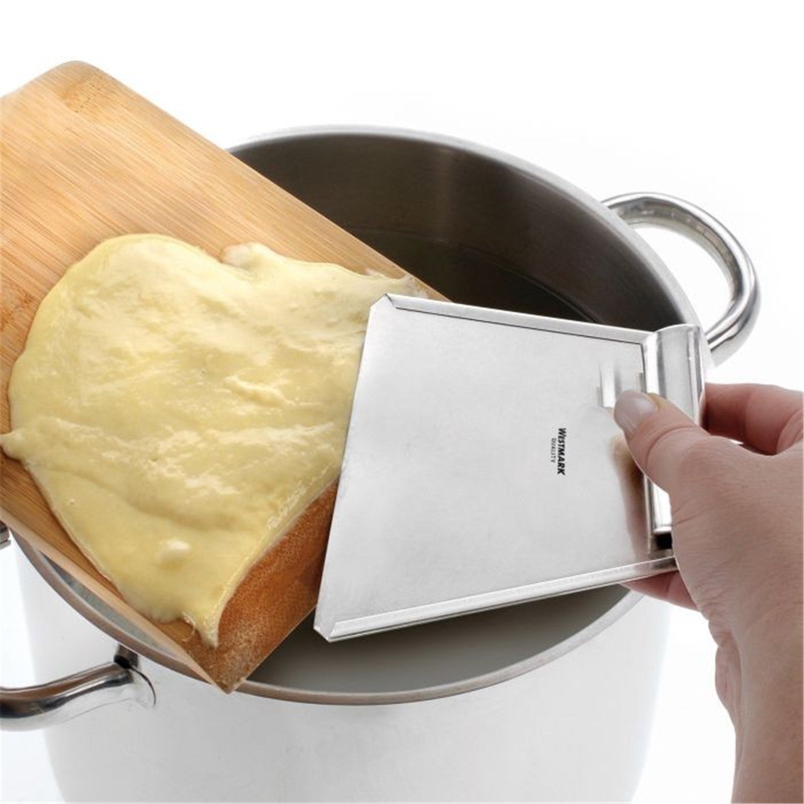 Praktisches 2-teiliges Spätzle-Set von Westmark mit Brett und Schaber, ideal für frische Spätzle, robust und benutzerfreundlich, Masse 32x14x3.1 cm.