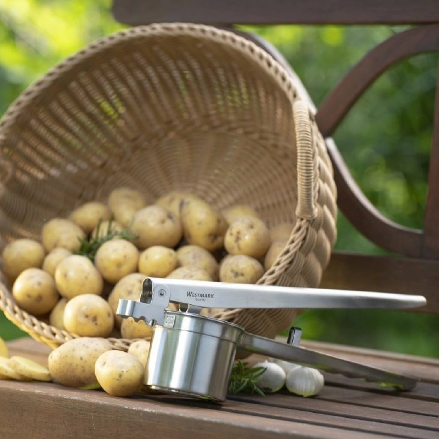 Spätzle-Kartoffelpresse von Westmark, ideal zum einfachen Pressen von Kartoffeln und Teig, robust und benutzerfreundlich für die Küche.