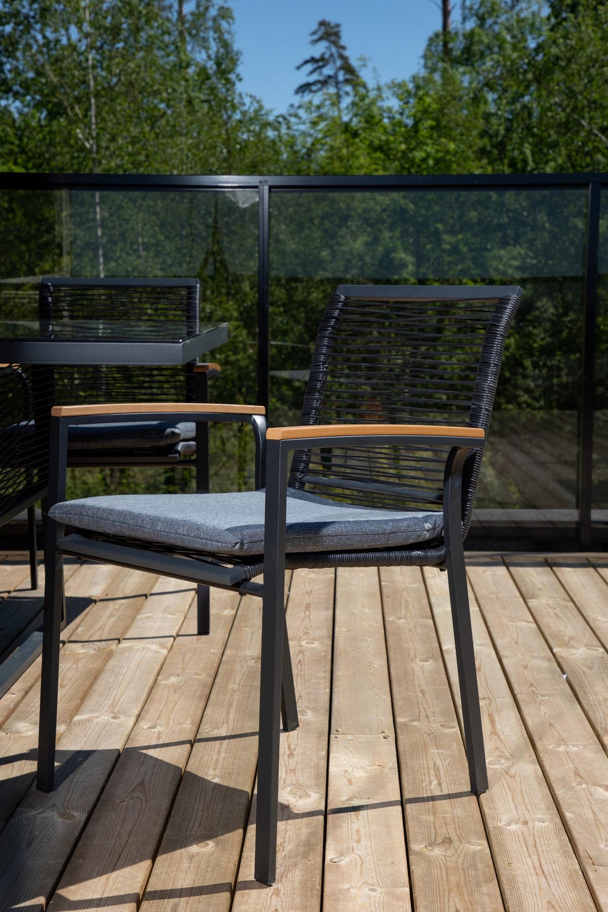 Dallas Gartenstuhl in Schwarz präsentiert im Onlineshop von KAQTU Design AG. Gartenstuhl mit Armlehnen ist von Venture Home