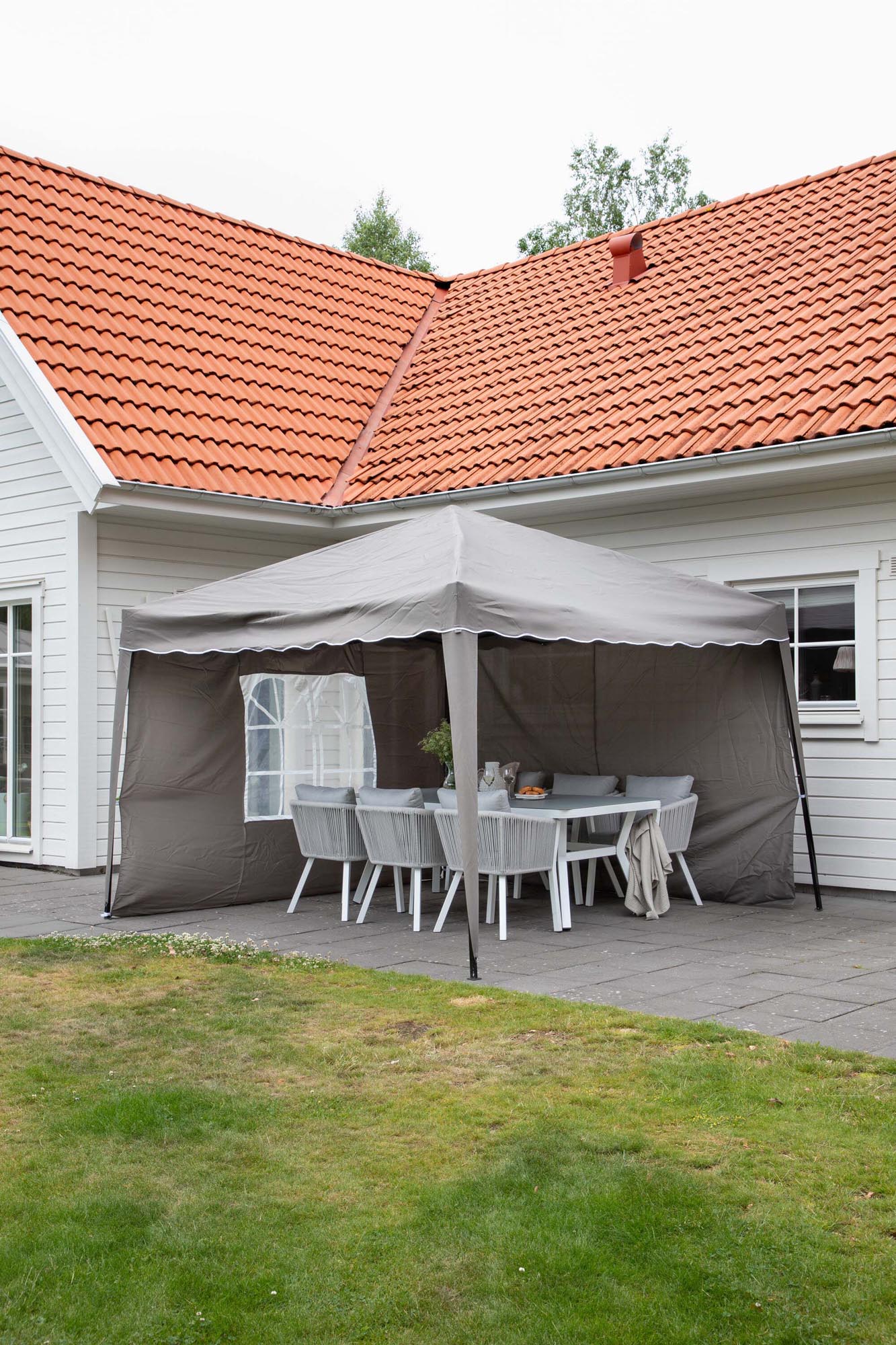 Easy Up Outdoor Schatten in Braun präsentiert im Onlineshop von KAQTU Design AG. Pavillon ist von Venture Home