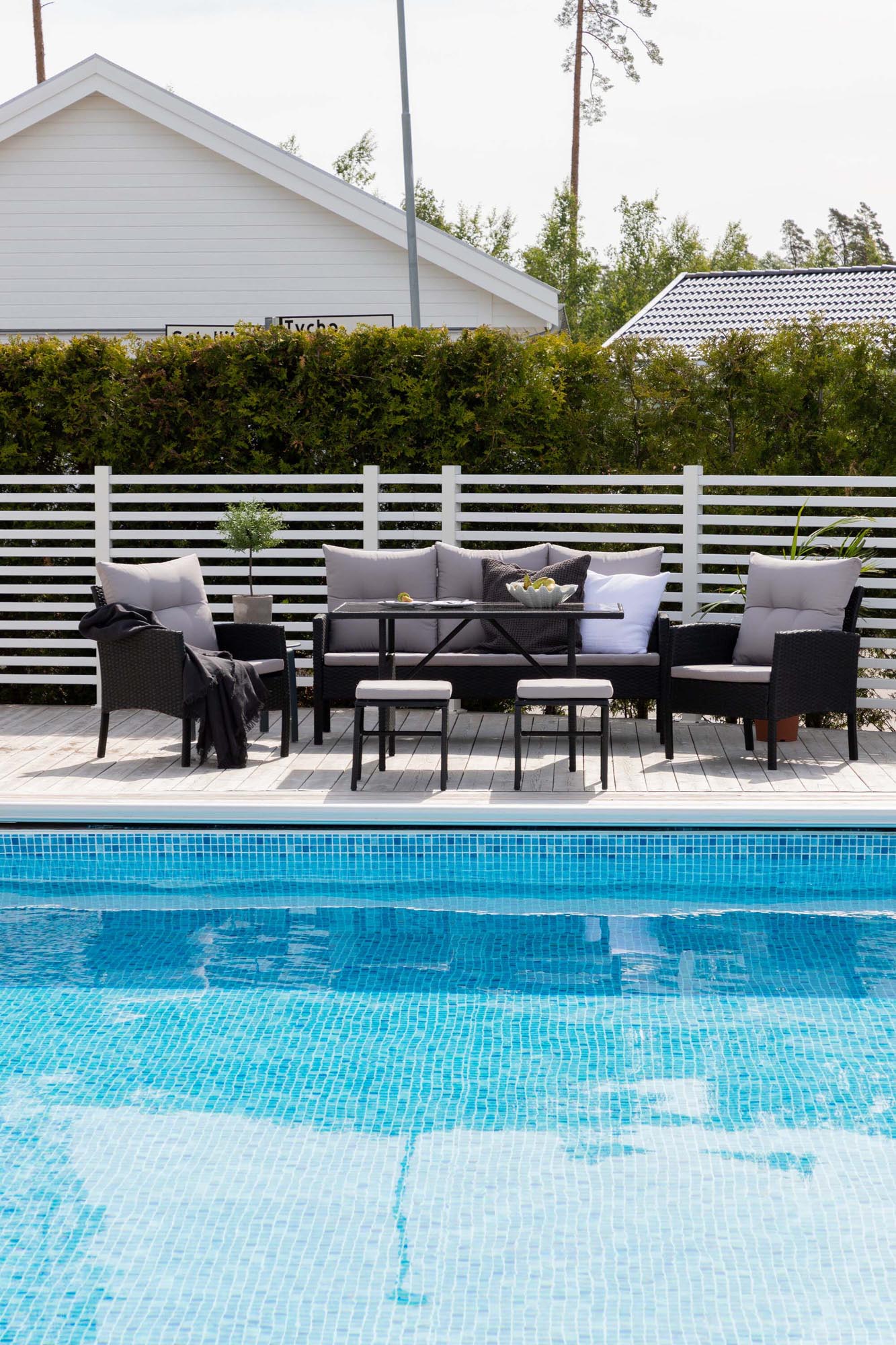 Knock Sofa Outdoorset 120cm in Schwarz / Grau präsentiert im Onlineshop von KAQTU Design AG. Loungeset ist von Venture Home