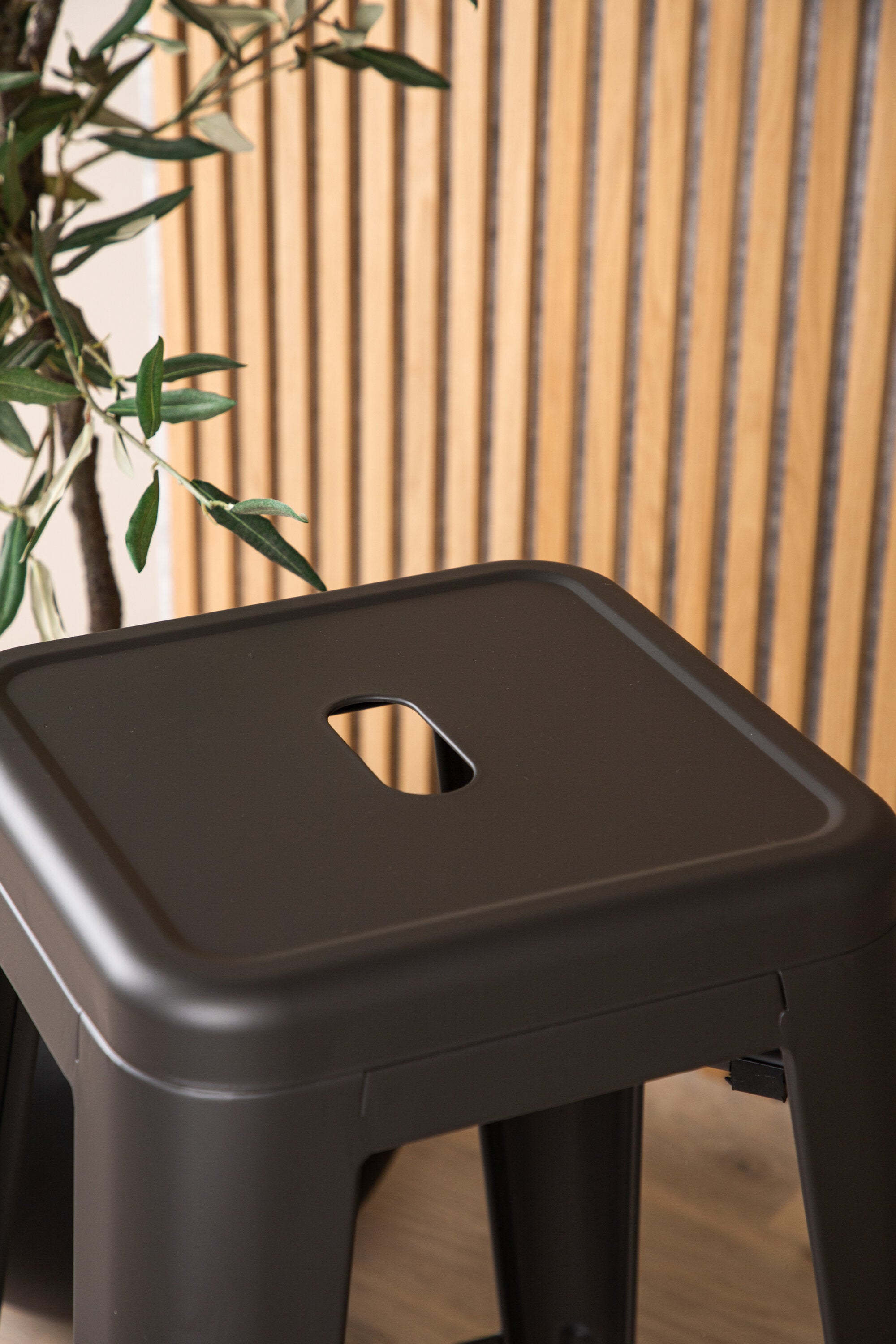 Tempe Barstuhl in Dunkelgrau präsentiert im Onlineshop von KAQTU Design AG. Barhocker ist von Venture Home
