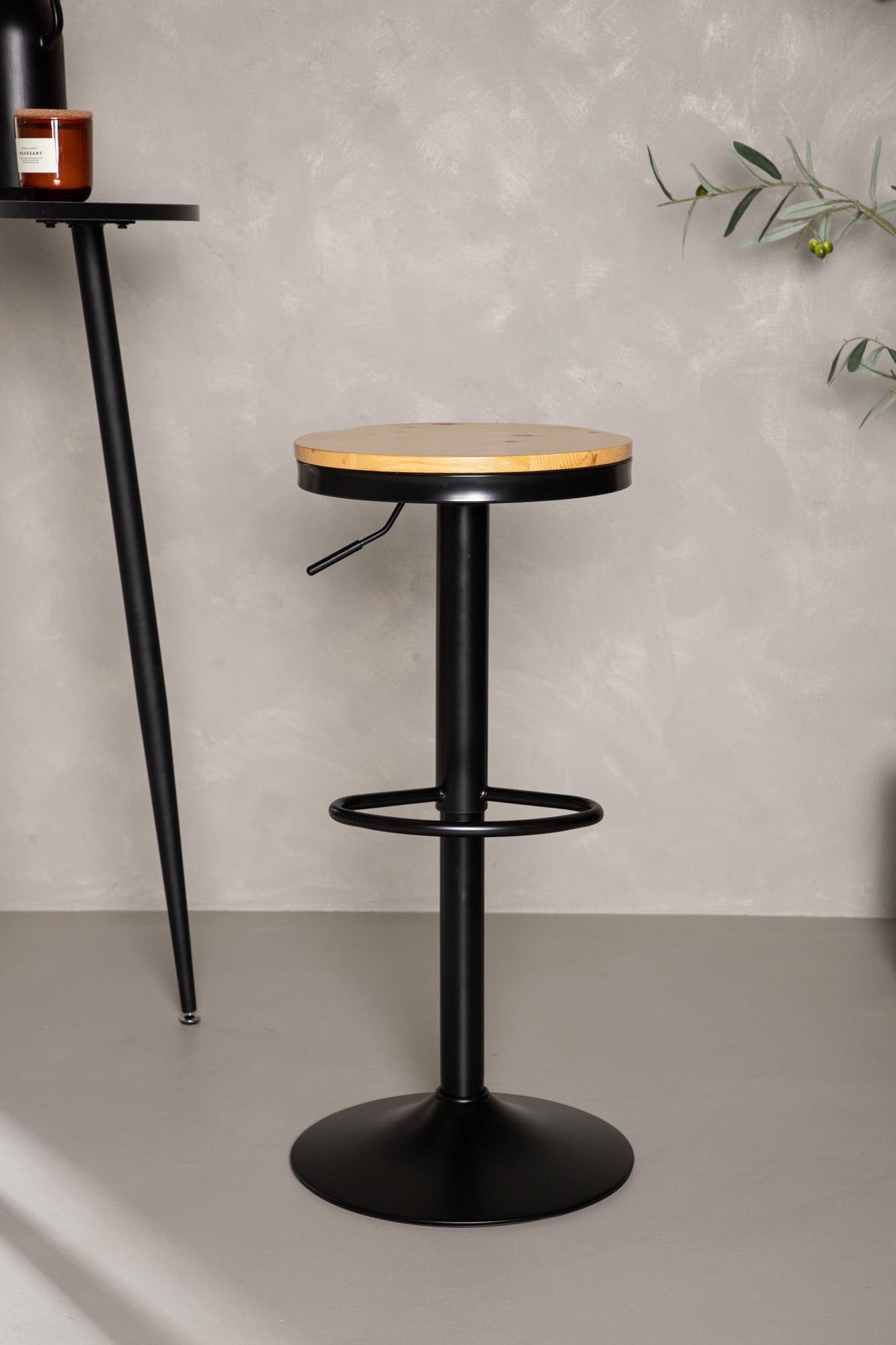 Stylischer Barhocker Conway von Venture Home: Robuster schwarzer Stahl, komfortabler MDF-Sitz, ideal für Küche und Esszimmer.