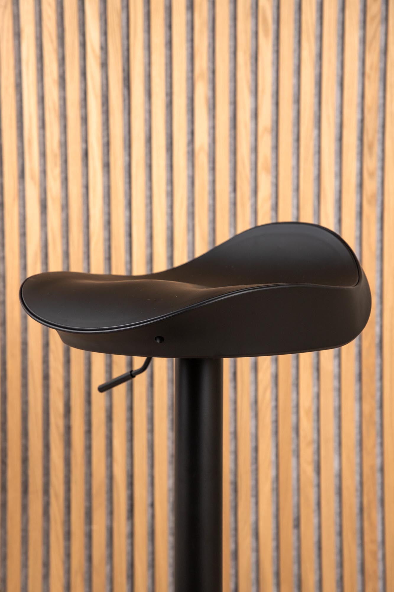 Stilvoller Adesto Barstuhl von Venture Home: Robuster Trompetenfuß, hoher Komfort und vielseitig einsetzbar für jeden Raum.