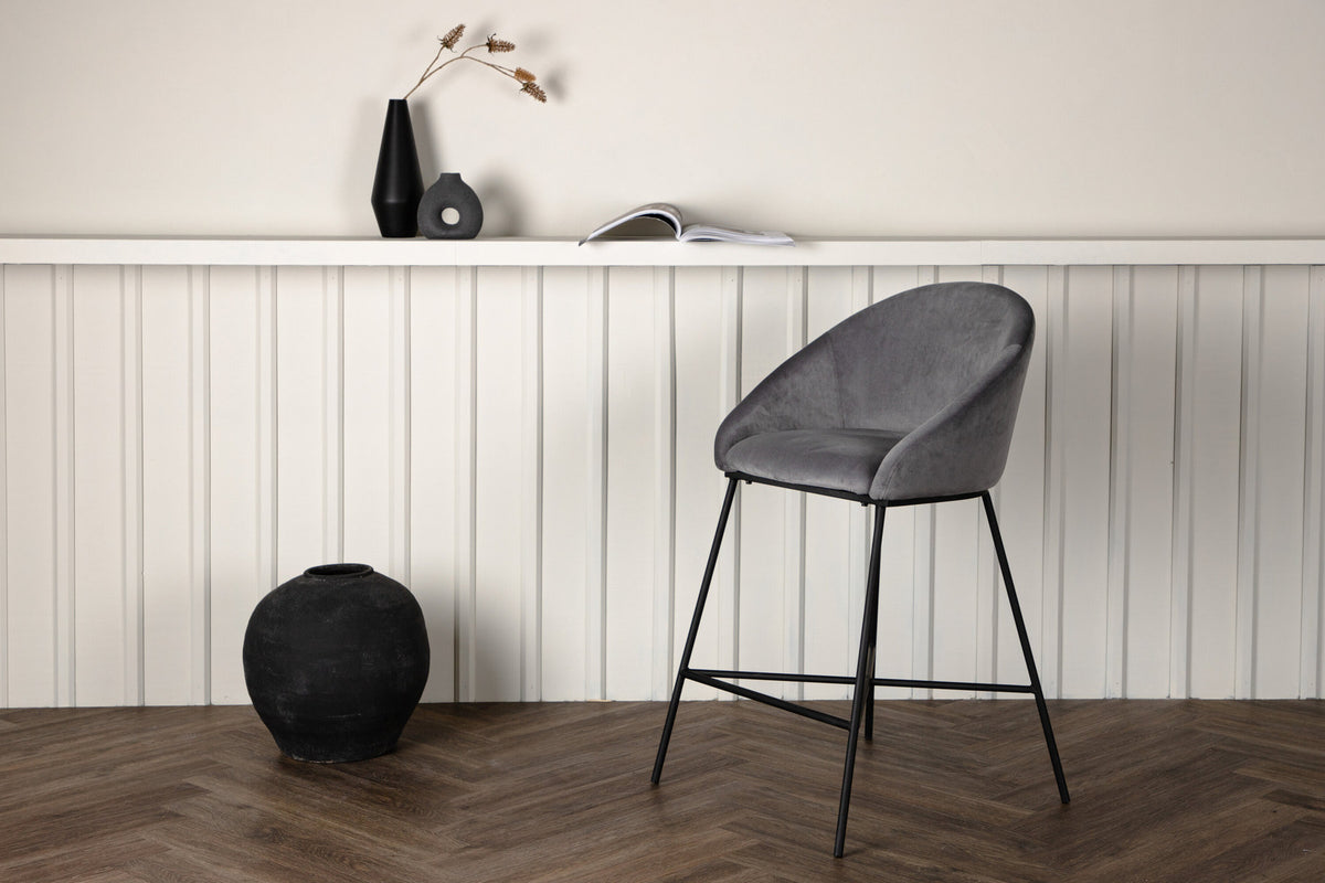 Velvet Barstuhl in Dunkelgrau präsentiert im Onlineshop von KAQTU Design AG. Barstuhl ist von Venture Home