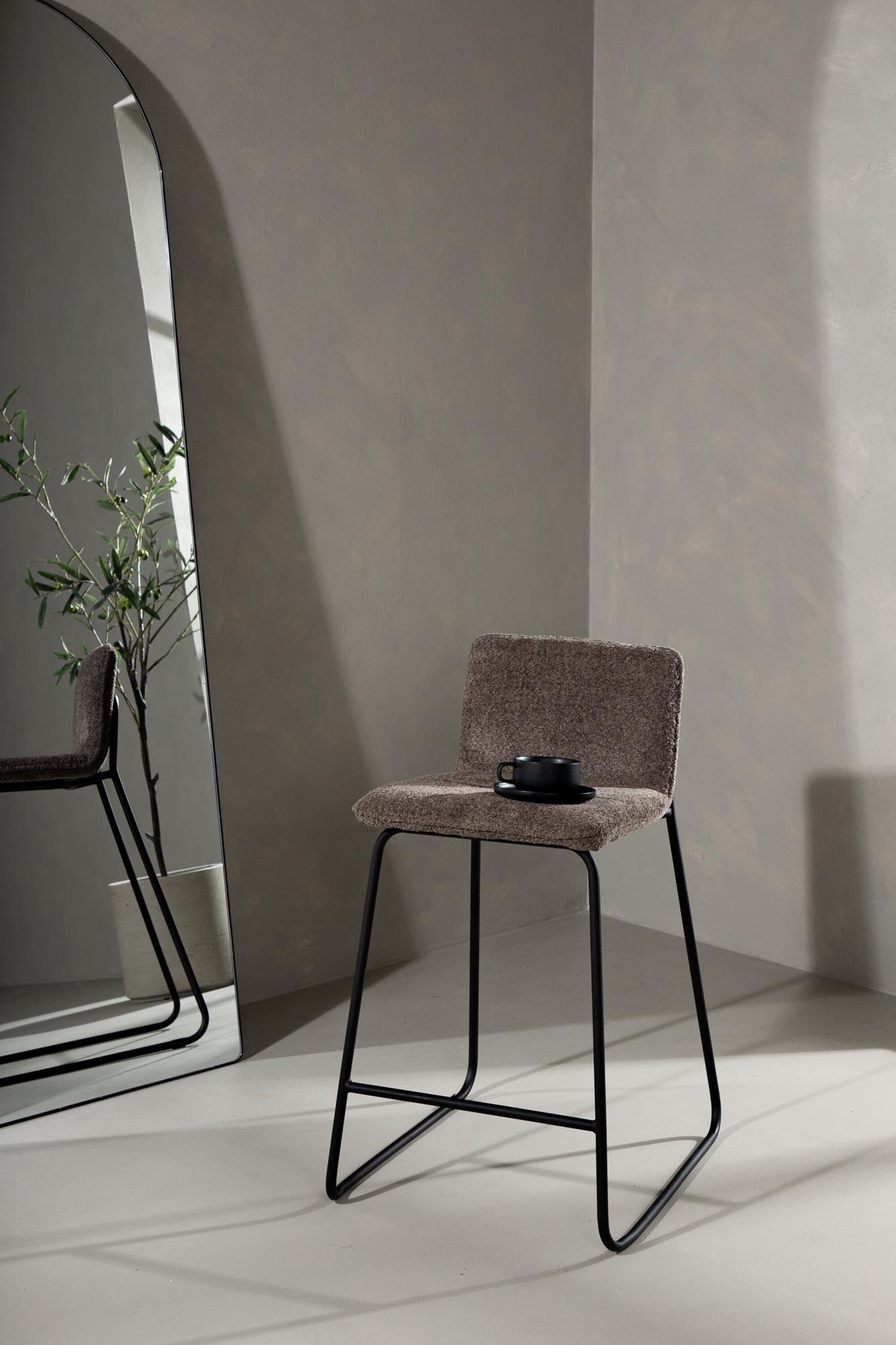 Erleben Sie den Bisbee Barstuhl von Venture Home: modernes skandinavisches Design, gepolsterter Komfort und robuste Stahlfüße für jeden Raum.