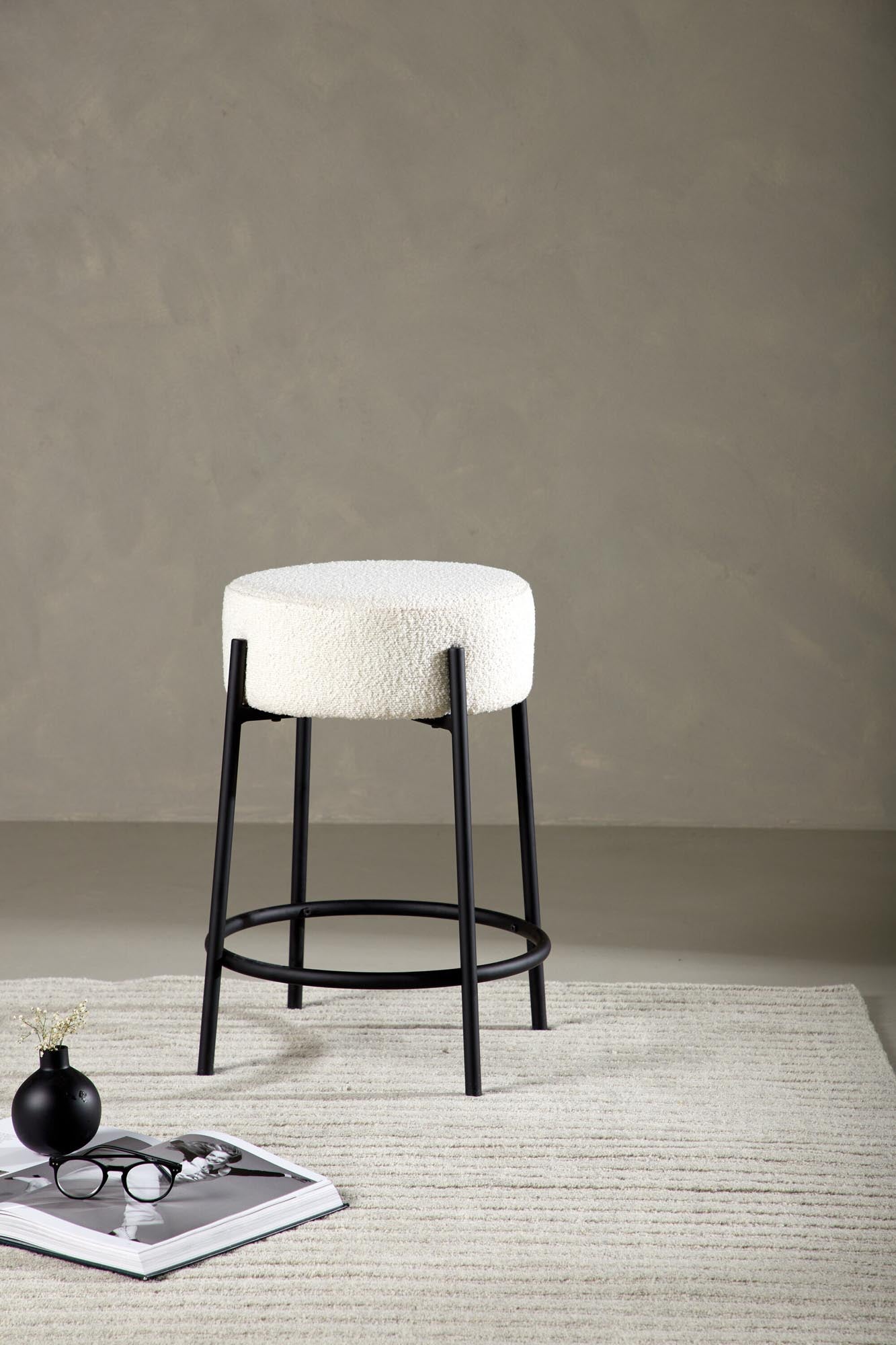 Tucson Barstuhl von Venture Home: Stilvoller Barstuhl mit FSC®-zertifiziertem Holz, modernem Design und bequemem Bouclé-Sitz für jedes Ambiente.