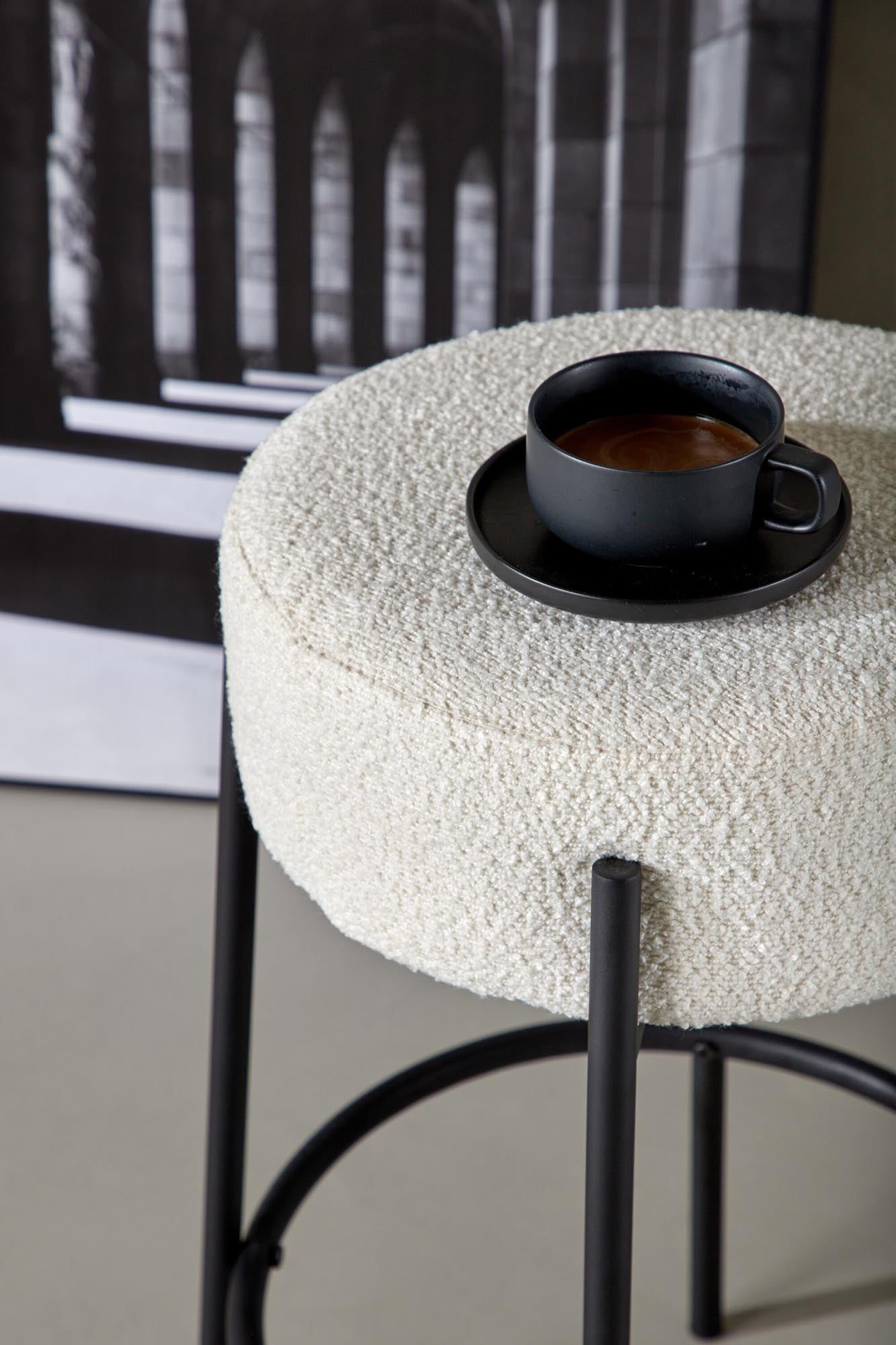 Tucson Barstuhl: Eleganter Barstuhl mit FSC®-zertifiziertem Holz und luxuriösem Bouclé für höchsten Sitzkomfort.