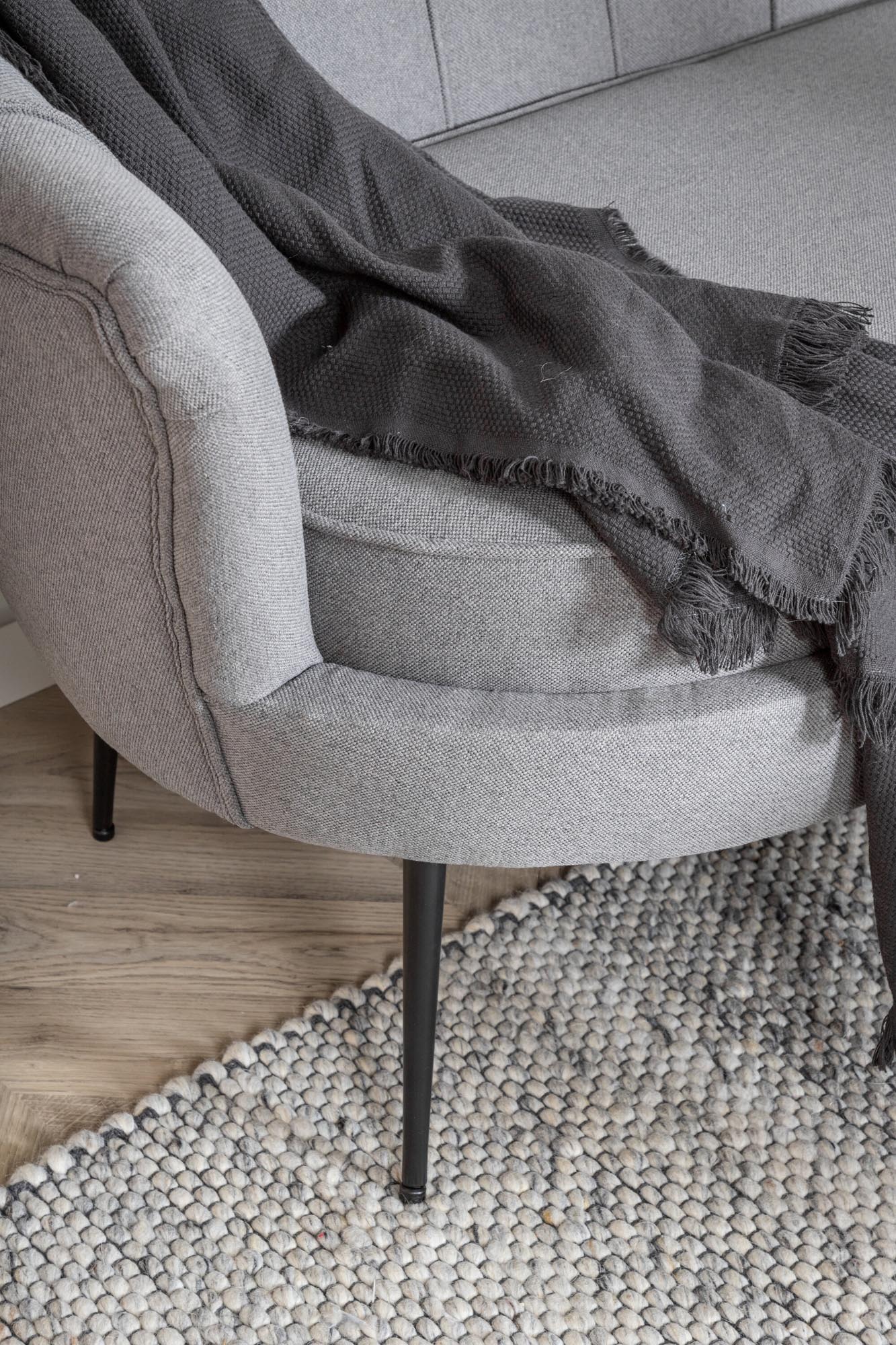 Entdecken Sie das Calais Sofa von Venture Home: Eleganz in cremeweißem Samt, ideal für stilvolle Entspannung und gesellige Momente.