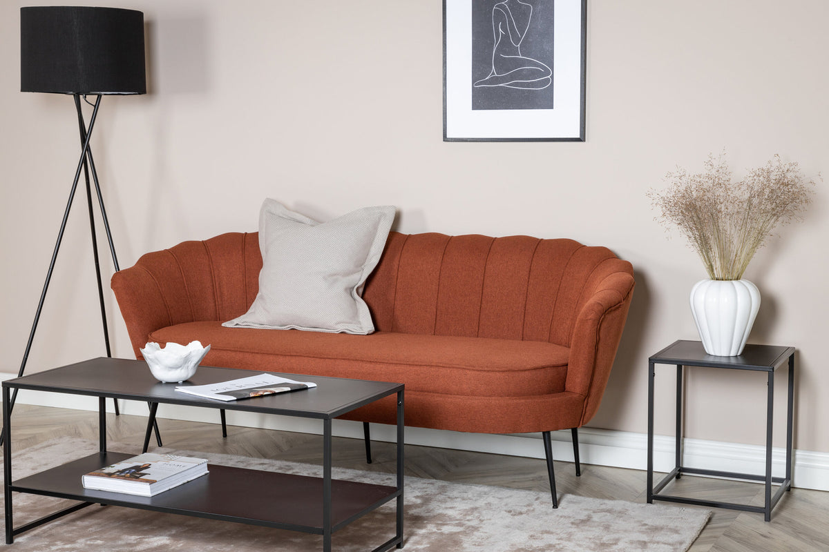 Calais Sofa in Rot präsentiert im Onlineshop von KAQTU Design AG. 3er Sofa ist von Venture Home