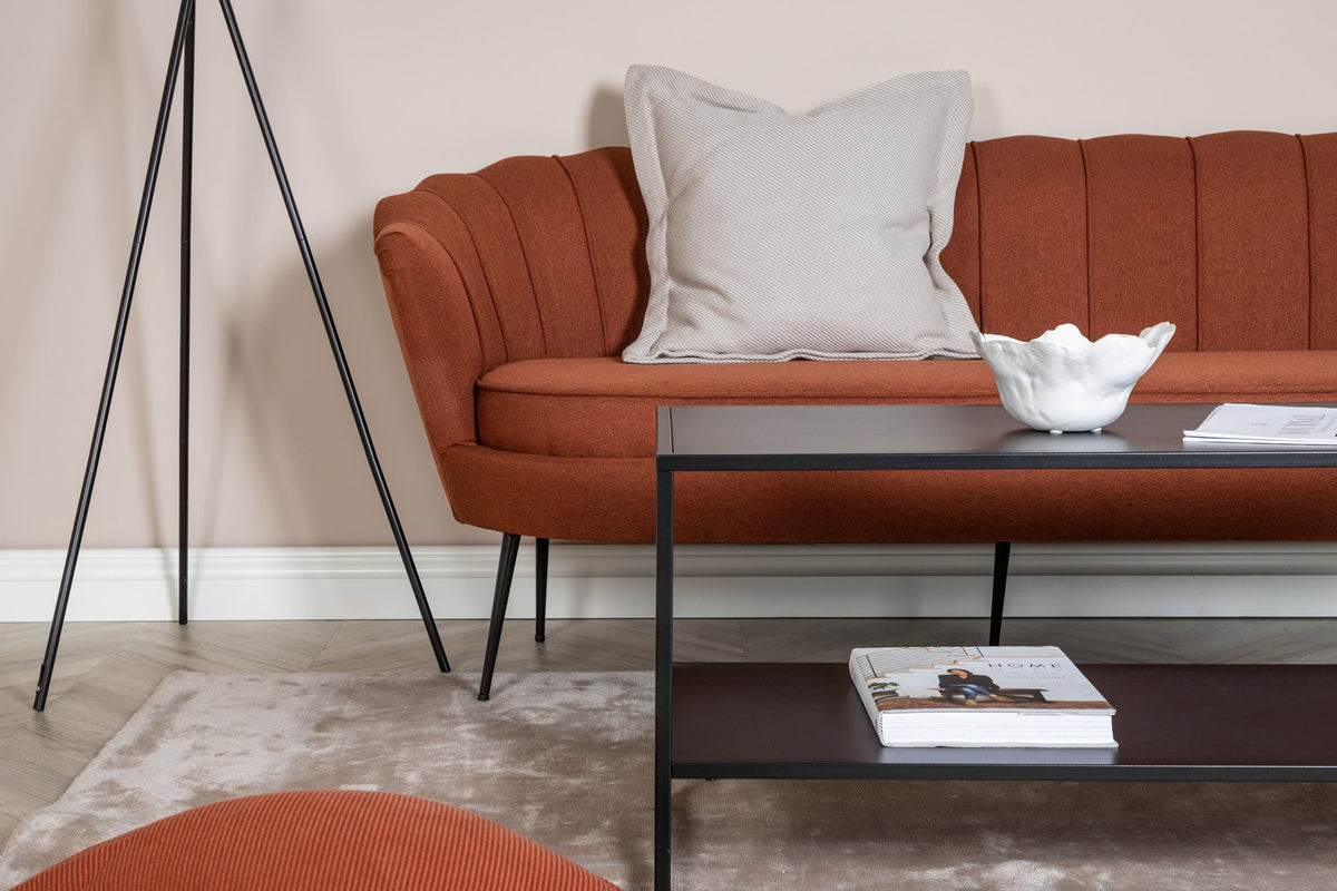 Calais Sofa in Rot präsentiert im Onlineshop von KAQTU Design AG. 3er Sofa ist von Venture Home