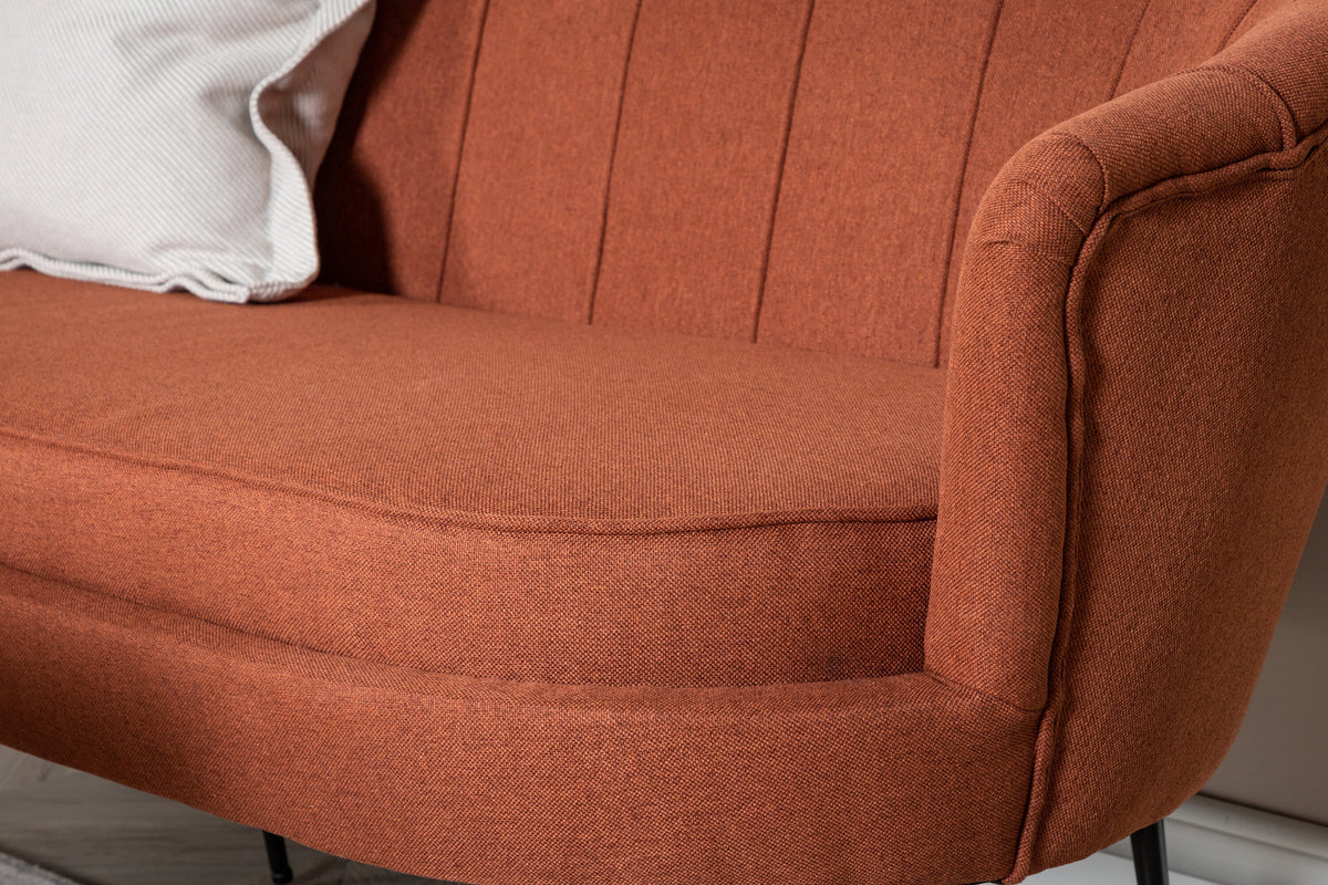 Calais Sofa in Rot präsentiert im Onlineshop von KAQTU Design AG. 3er Sofa ist von Venture Home