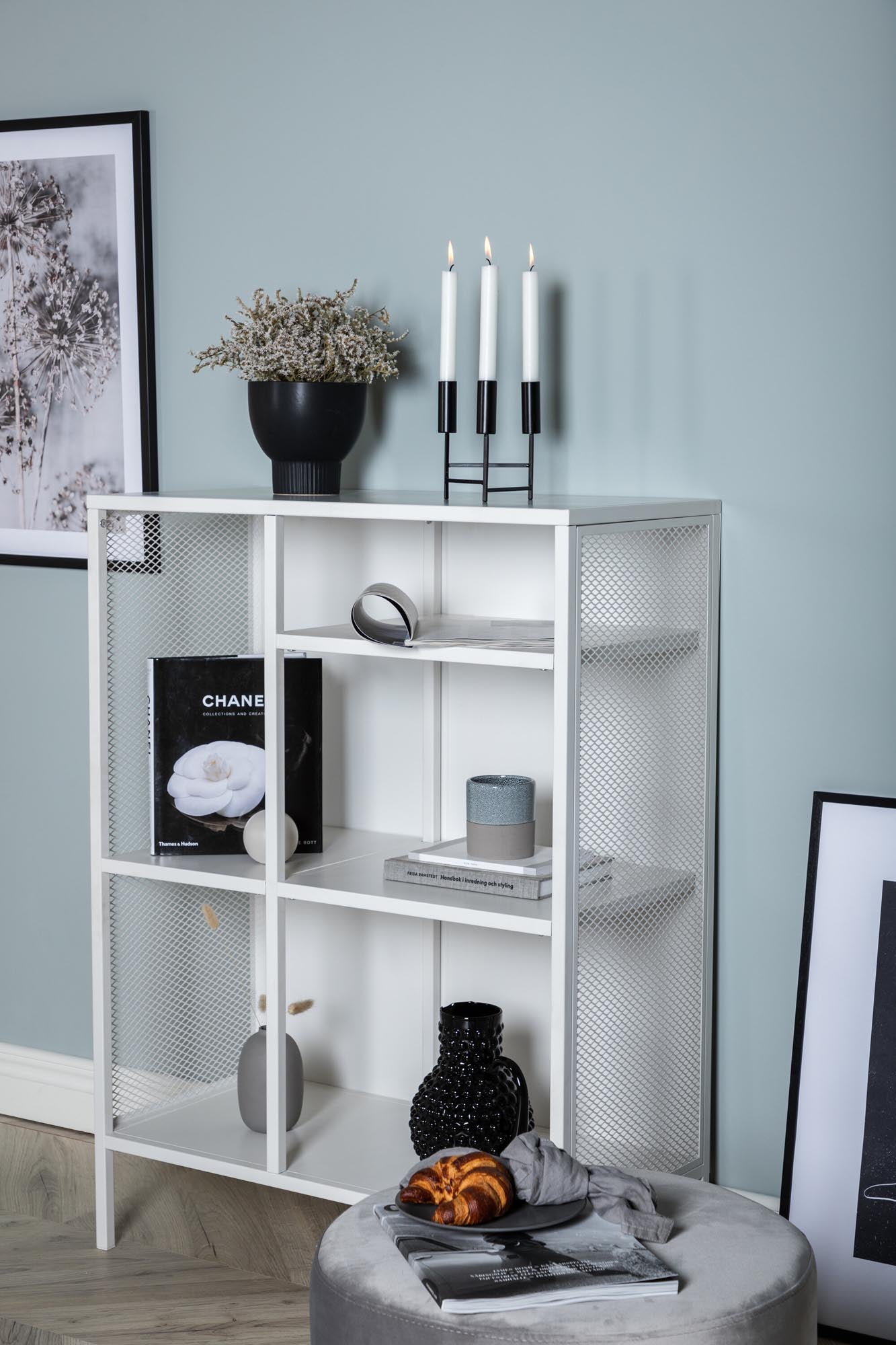 Entdecken Sie das Mischa Regal von Venture Home: Stilvolles Industriedesign, hohe Stabilität und vielseitige Einsatzmöglichkeiten für jeden Raum.