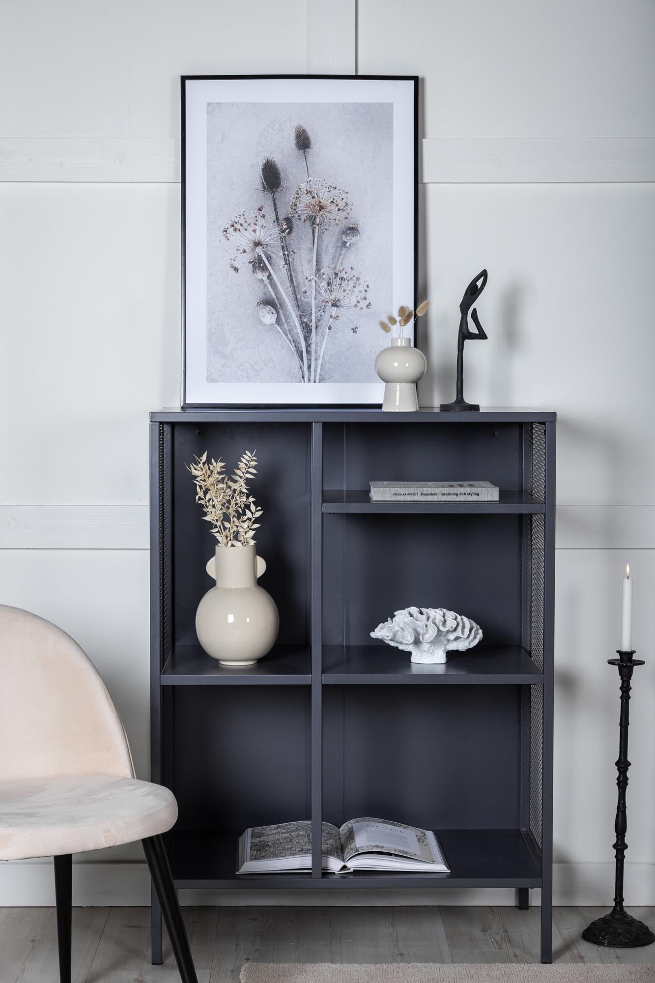 Entdecken Sie das Mischa Regal von Venture Home – stilvolles Industriedesign für Bücher, Pflanzen und Deko in jedem Raum.