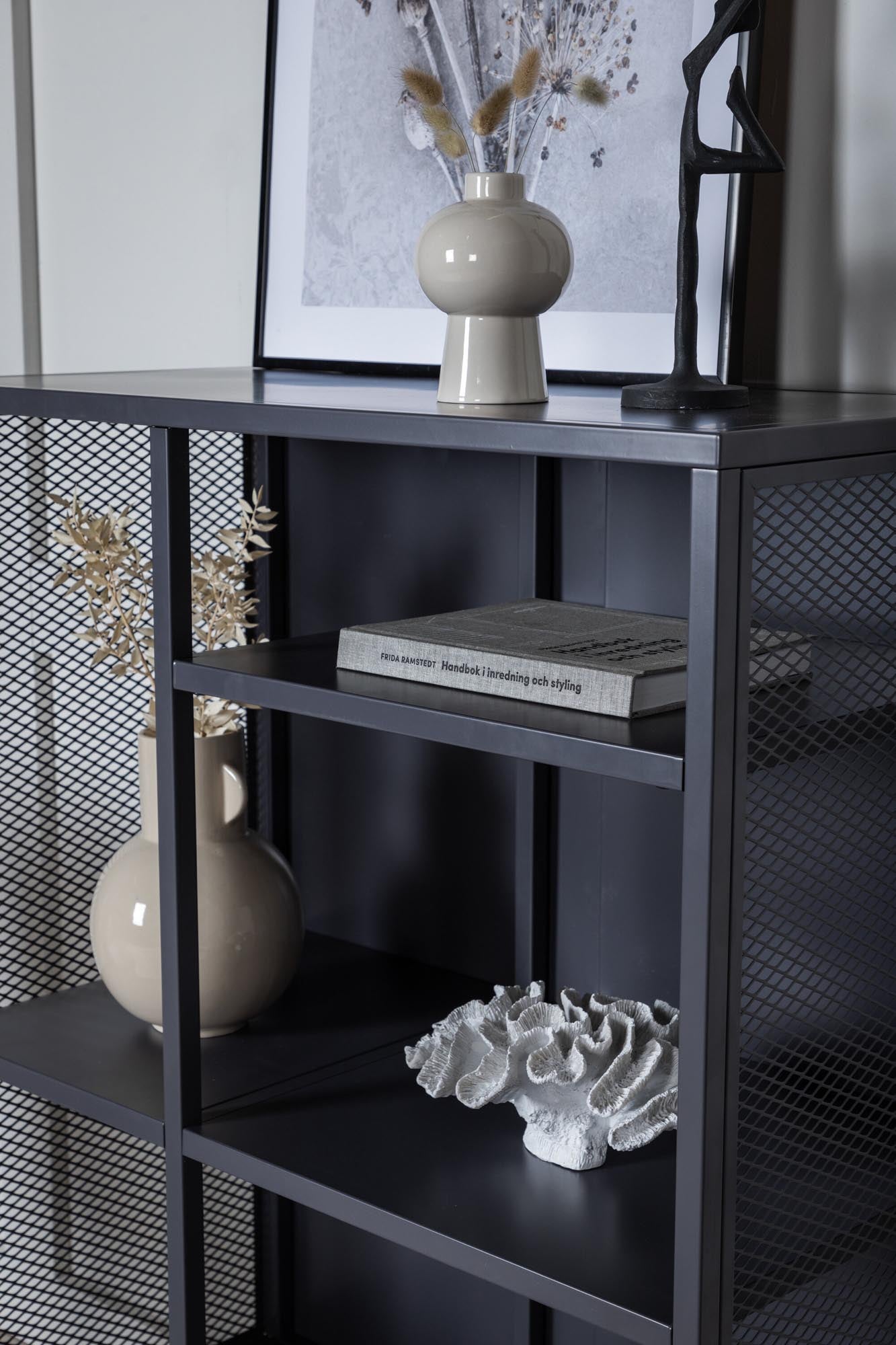 Entdecken Sie das Mischa Regal von Venture Home: Stilvolles Industriedesign, hohe Stabilität und vielseitige Einsatzmöglichkeiten für jeden Raum.