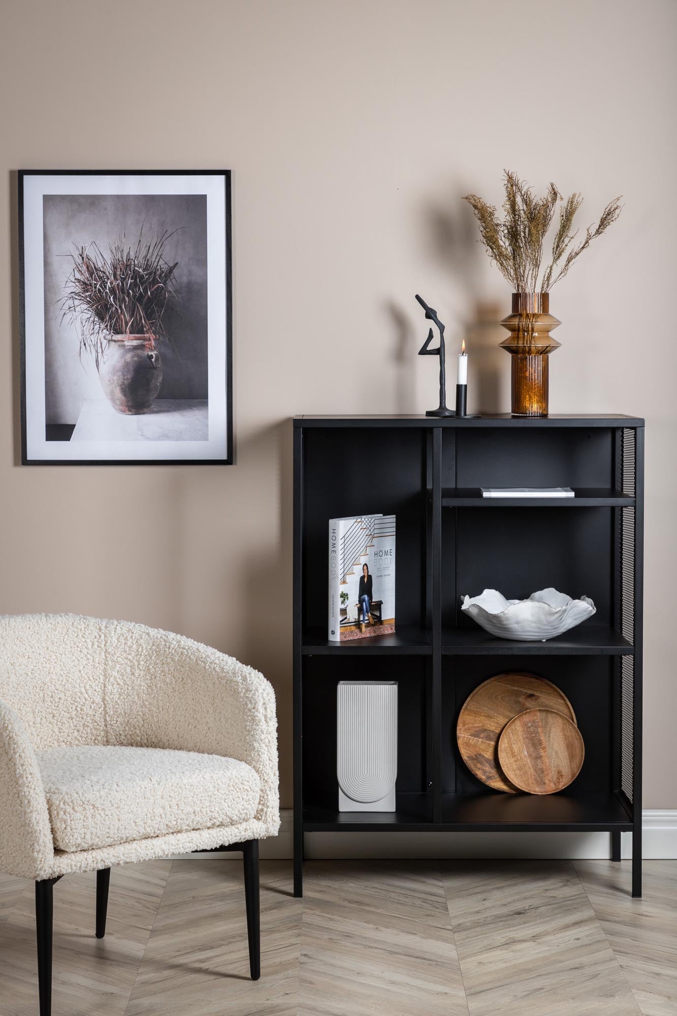 Entdecken Sie das Mischa Regal von Venture Home: Ein elegantes, robustes Standregal im Industriedesign, ideal für Bücher und Dekoration.