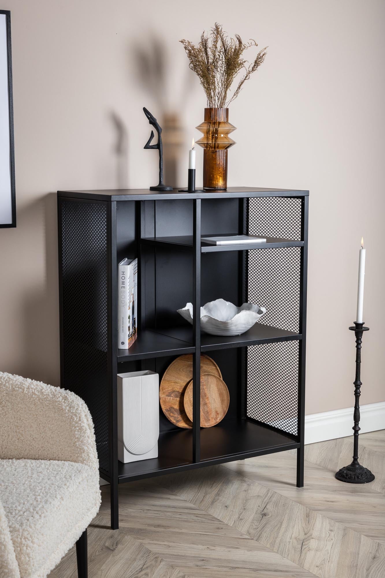 Das Mischa Regal von Venture Home vereint Stil und Funktionalität. Robust aus Stahl, bietet es Platz für Bücher und Deko im modernen Industriedesign.