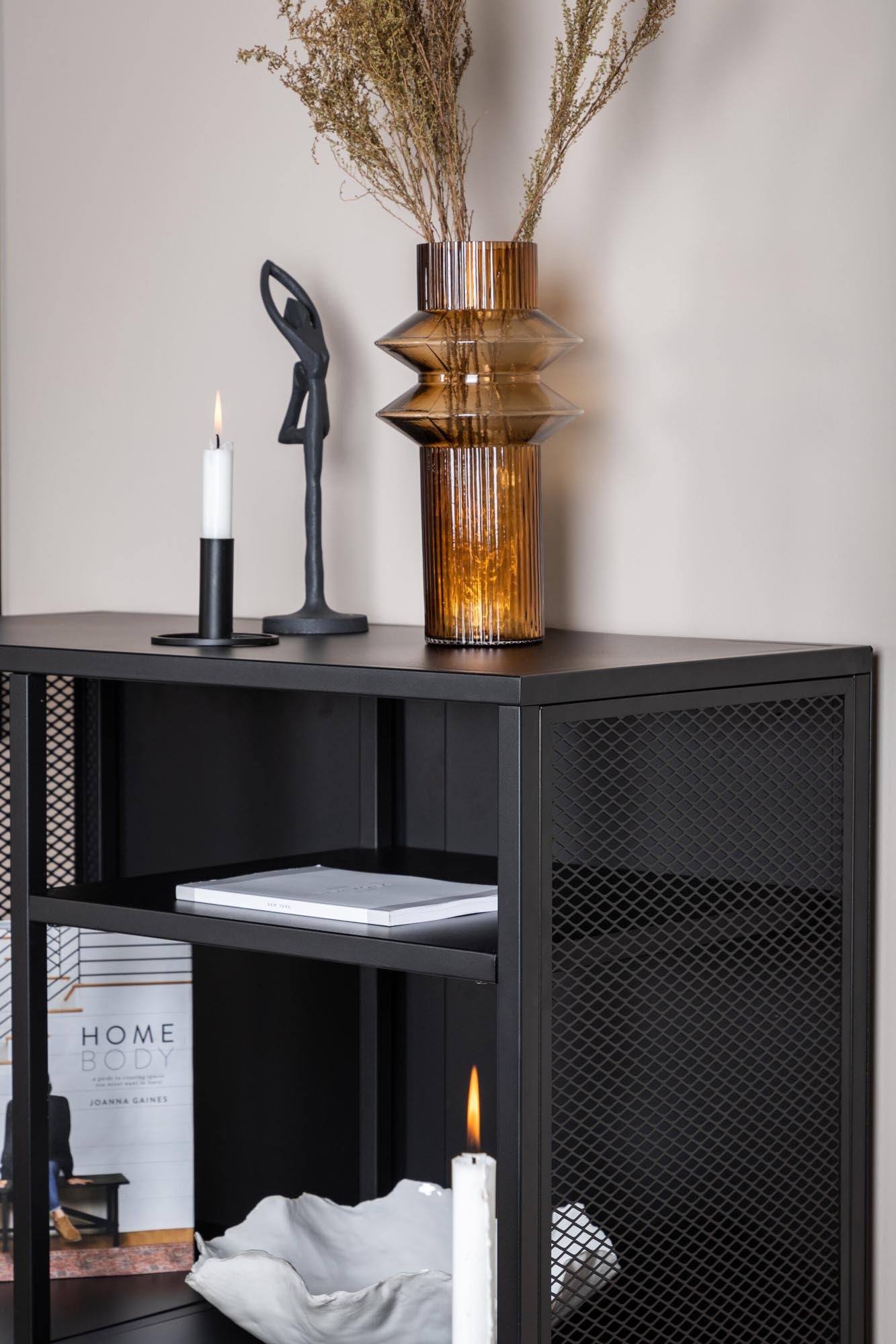 Entdecken Sie das Mischa Regal von Venture Home: Ein elegantes, stabiles Standregal aus pulverbeschichtetem Stahl, ideal für Bücher und Deko.