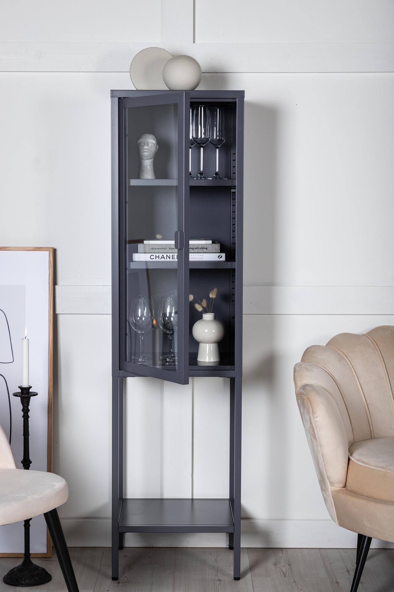 Mischa Kabinett von Venture Home: Eleganter Schrank im Industriedesign, ideal für kleine Räume und stilvolle Präsentation.