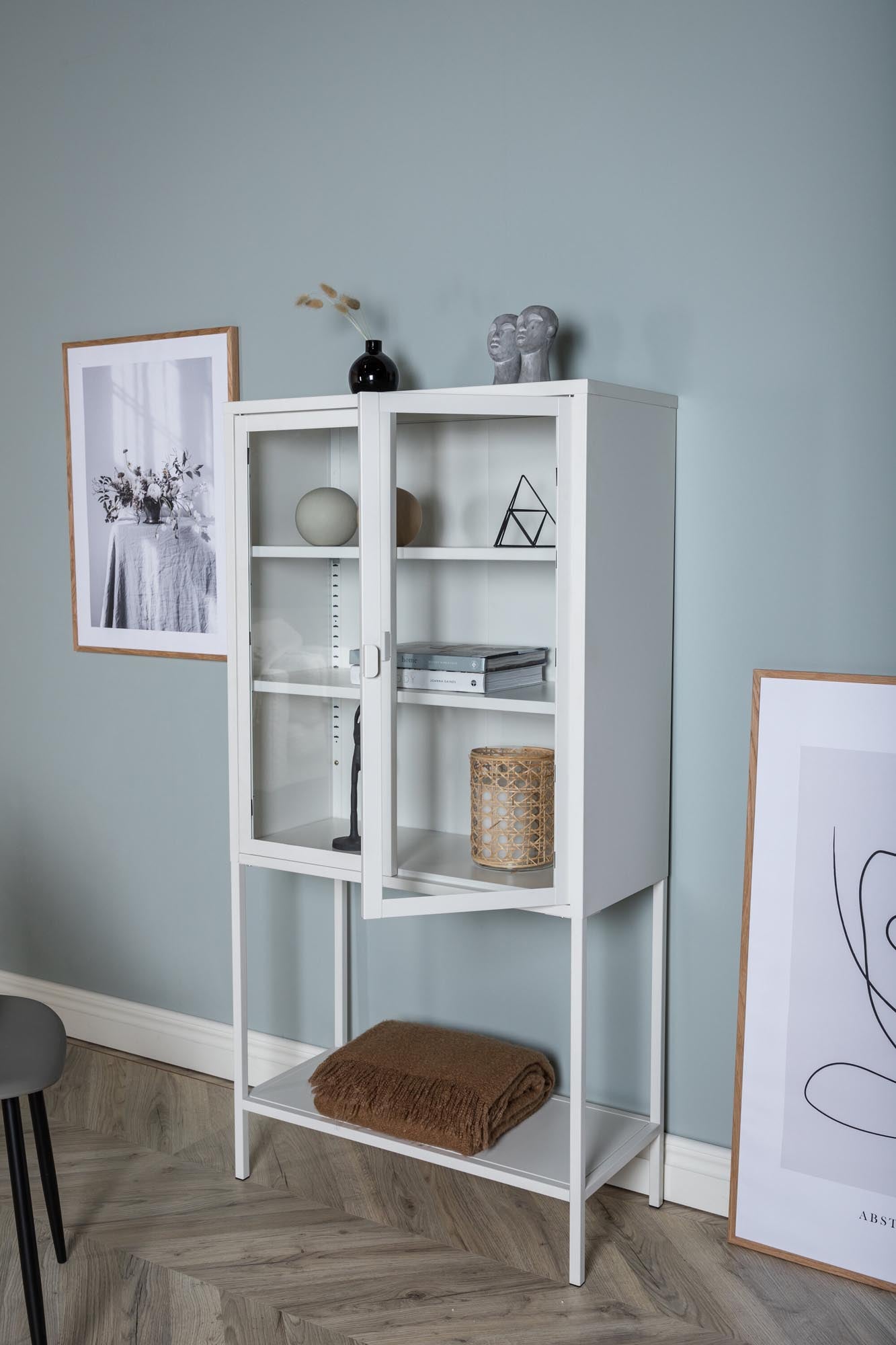 Mischa Kabinett in Weiss präsentiert im Onlineshop von KAQTU Design AG. Cabinet ist von Venture Home