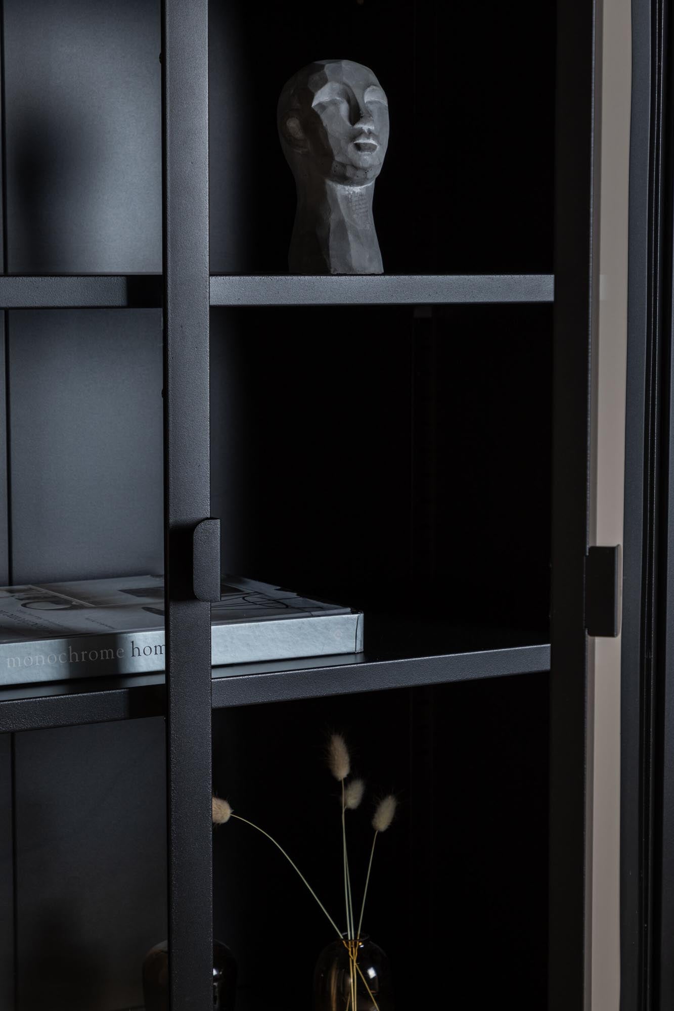 Mischa Kabinett von Venture Home: Hochwertiger Schrank aus schwarzem Stahl, ideal für kleine Räume, kombiniert Funktionalität mit modernem Design.