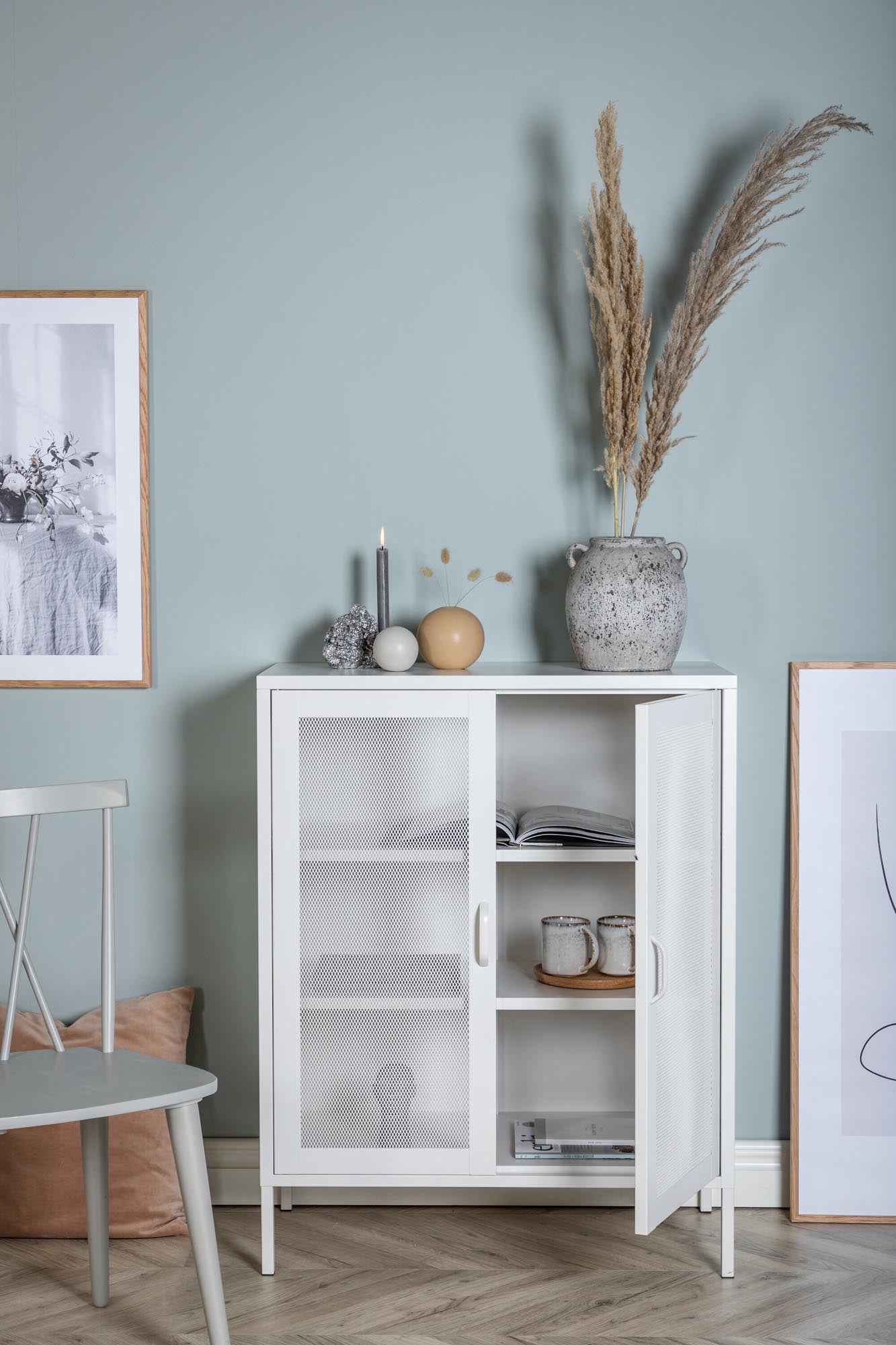 Mischa Kabinett von Venture Home: Eleganter Schrank im Industriedesign, ideal für kleine Räume und stilvolle Präsentation.