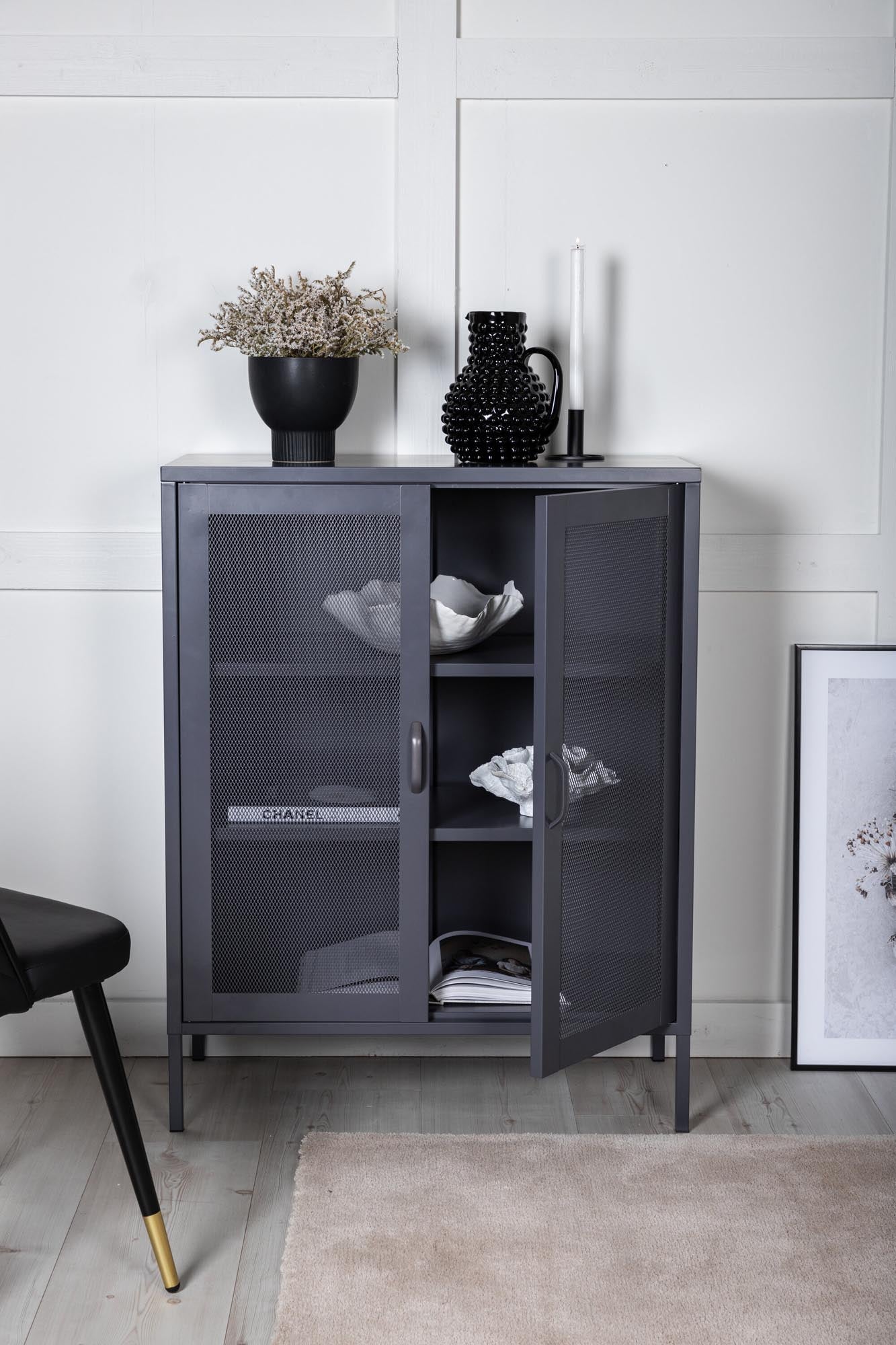 Stilvoller Mischa Kabinett von Venture Home: Robuster schwarzer Stahl, elegante Glastür, vielseitig nutzbar und perfekt für kompakte Räume.