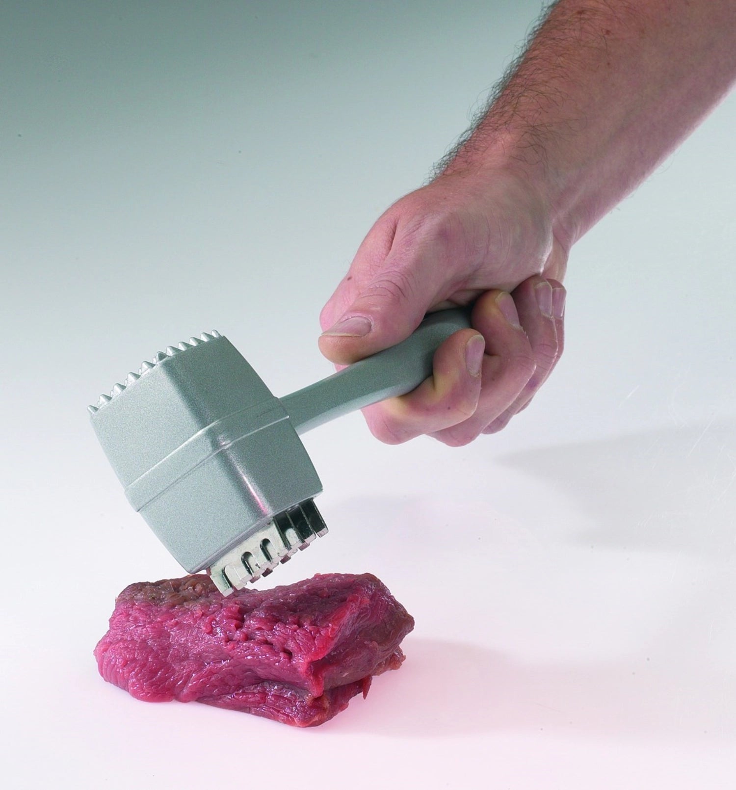 Steakhammer Steakmaster von Westmark, 24x7.5x4.5 cm, mit integrierten Messern, idealer Küchenhelfer für perfekte Steaks.