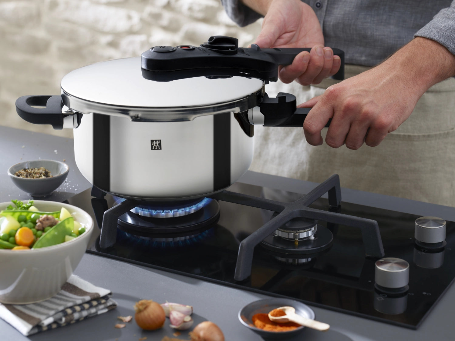 Erleben Sie den Ecoquick II Dampfkochtopf von Zwilling: 6l, für schnelles und gesundes Kochen, aus langlebigem Edelstahl, pflegeleicht und elegant.